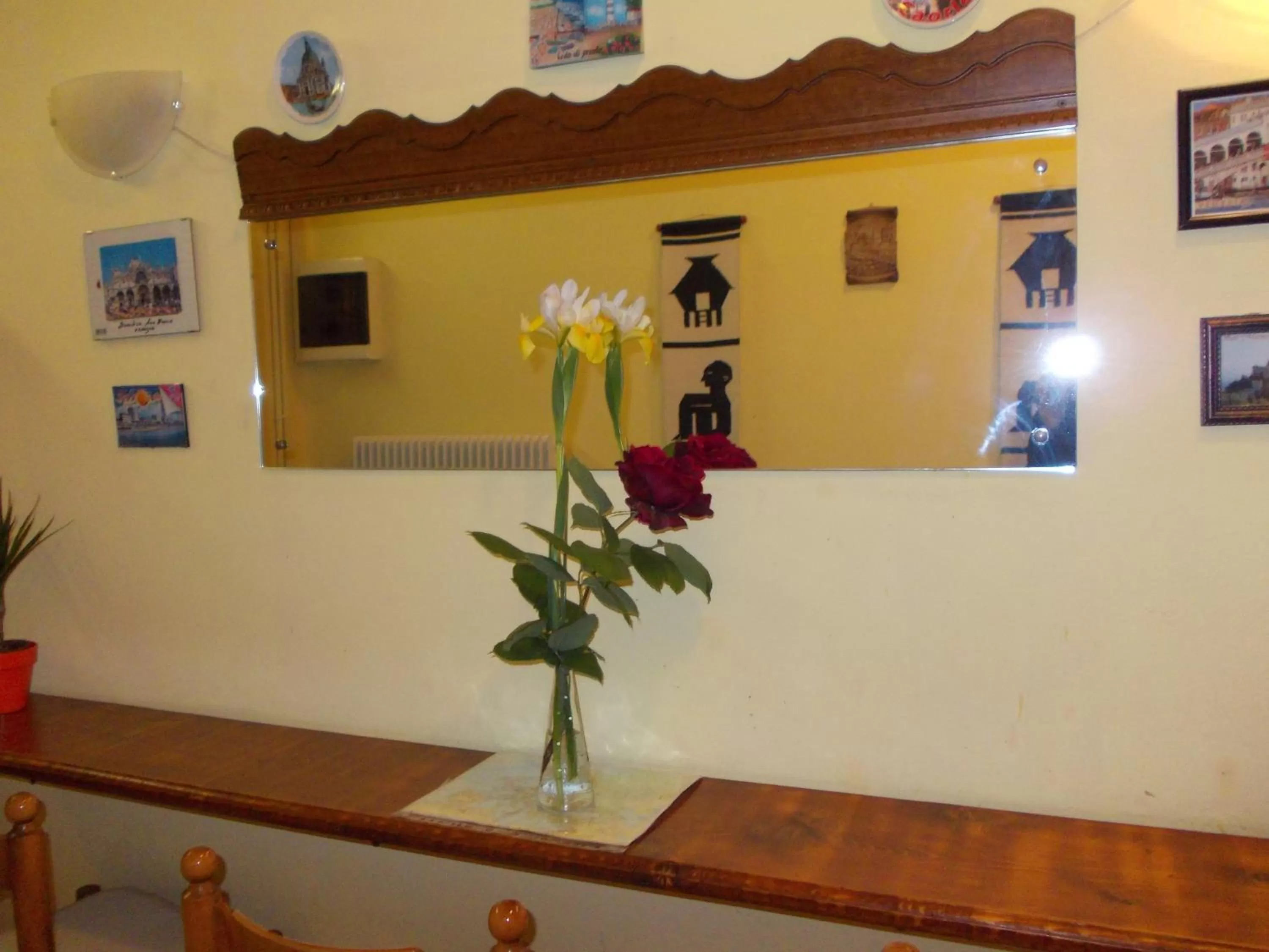 Communal lounge/ TV room in Travellers Lodge Bed & Rooms