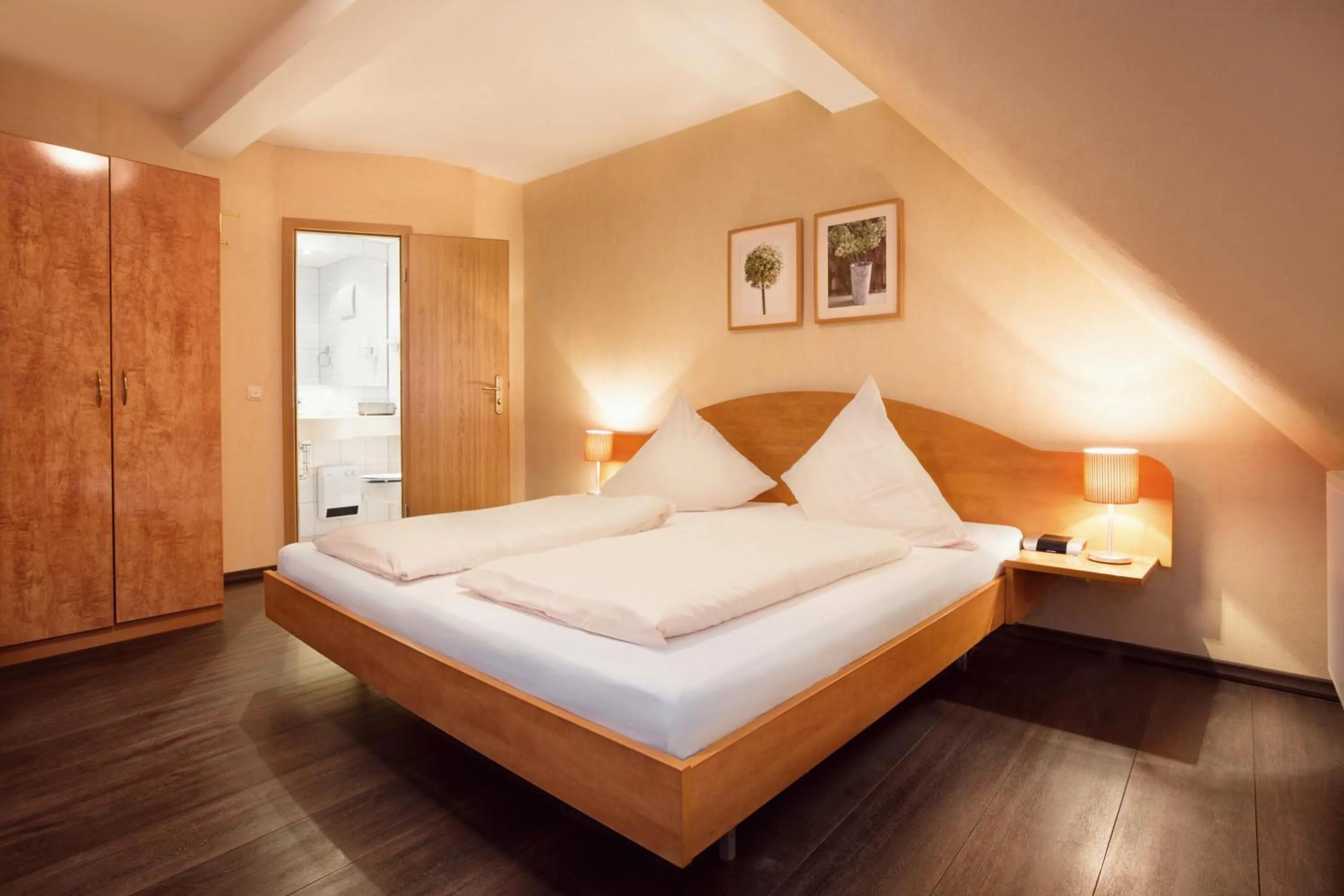 Bed in Stumbergers Hotel - free parking -