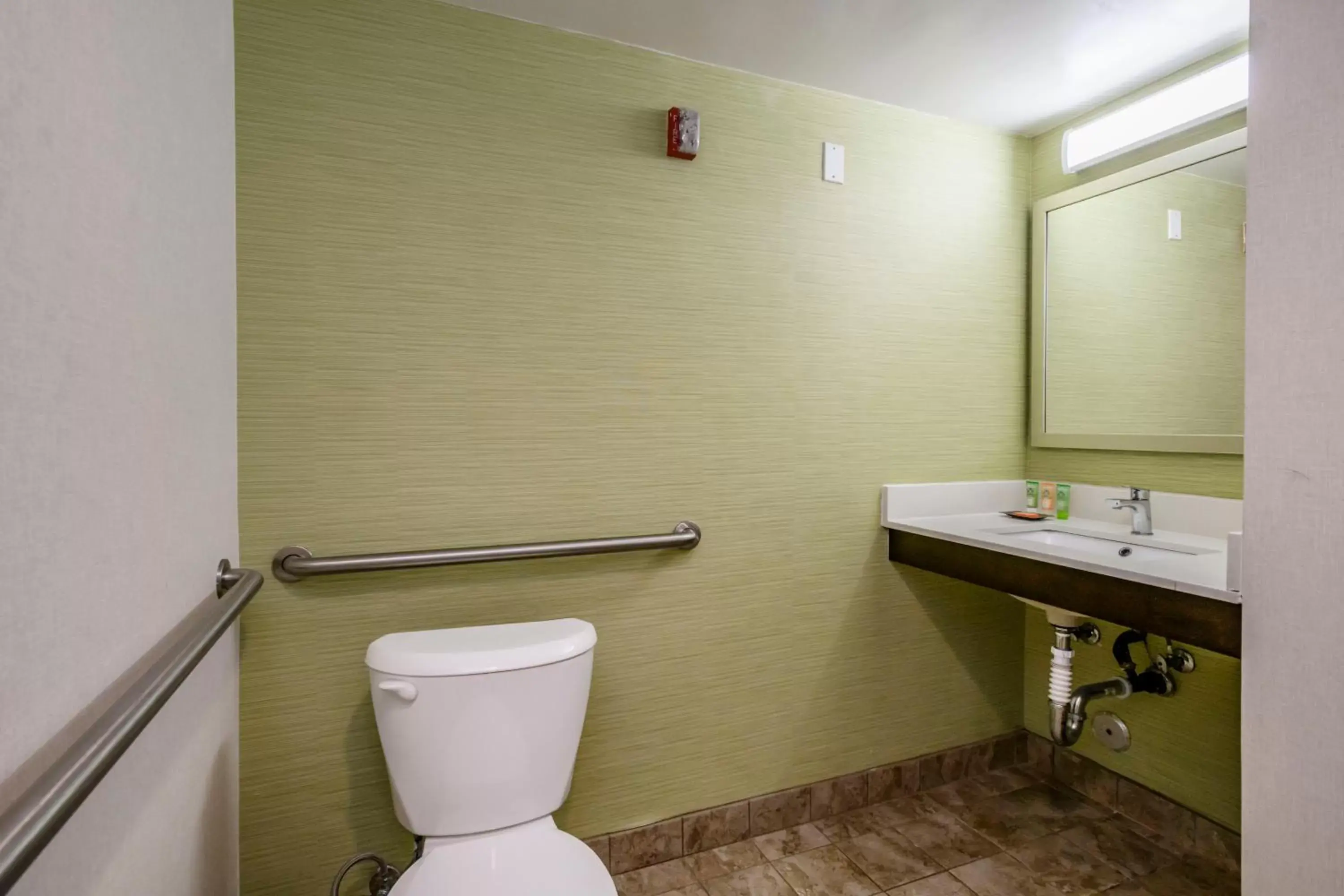 Queen Room with Bathtub Grab Bars - Mobility Access/Non-Smoking in Wyndham Garden Fresno Yosemite Airport Queen Room with Bathtub Grab Bars - Mobility Access/Non-Smoking in Wyndham Garden Fresno Yosemite Airport