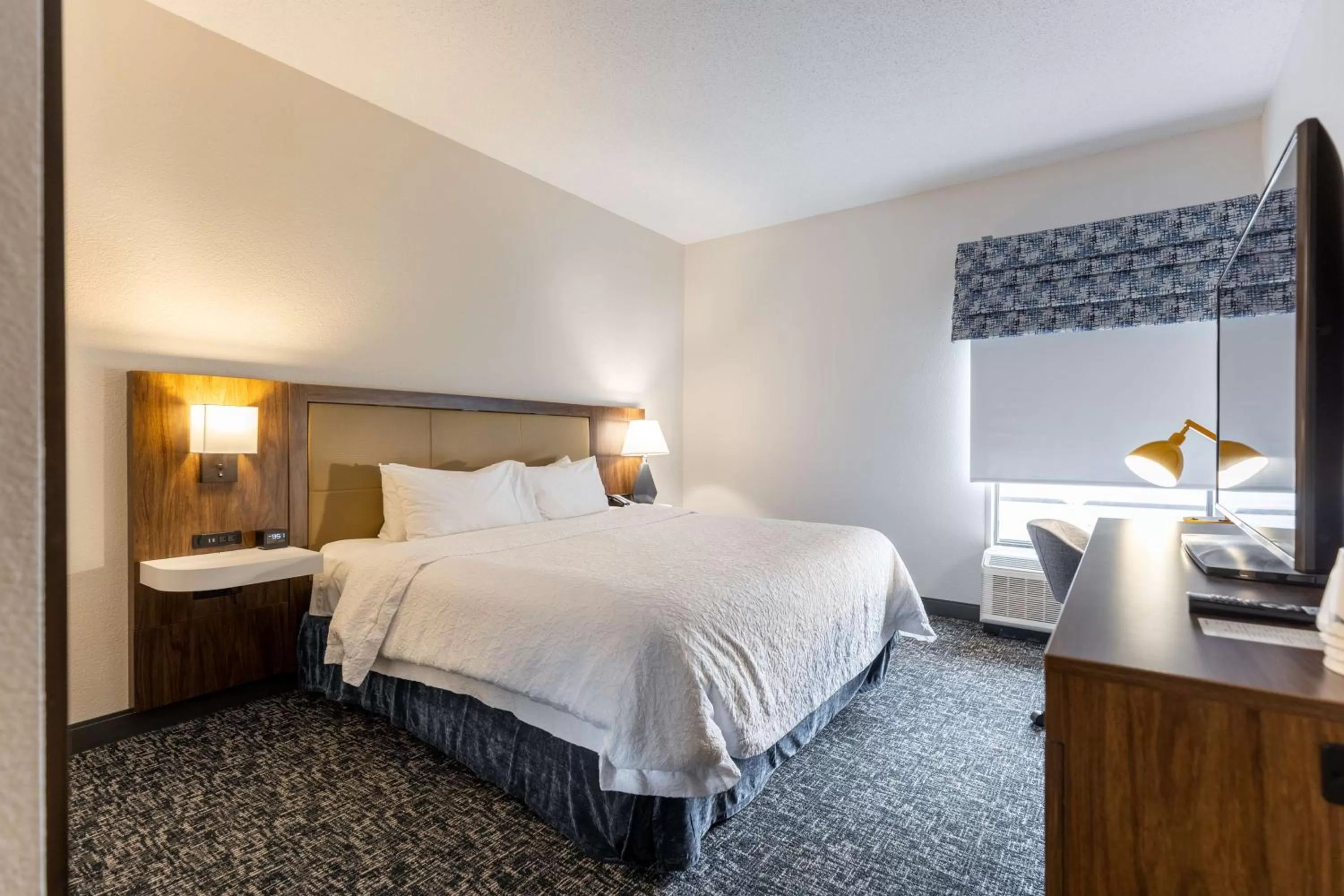 Bed in Hampton Inn by Hilton of Kuttawa Eddyville