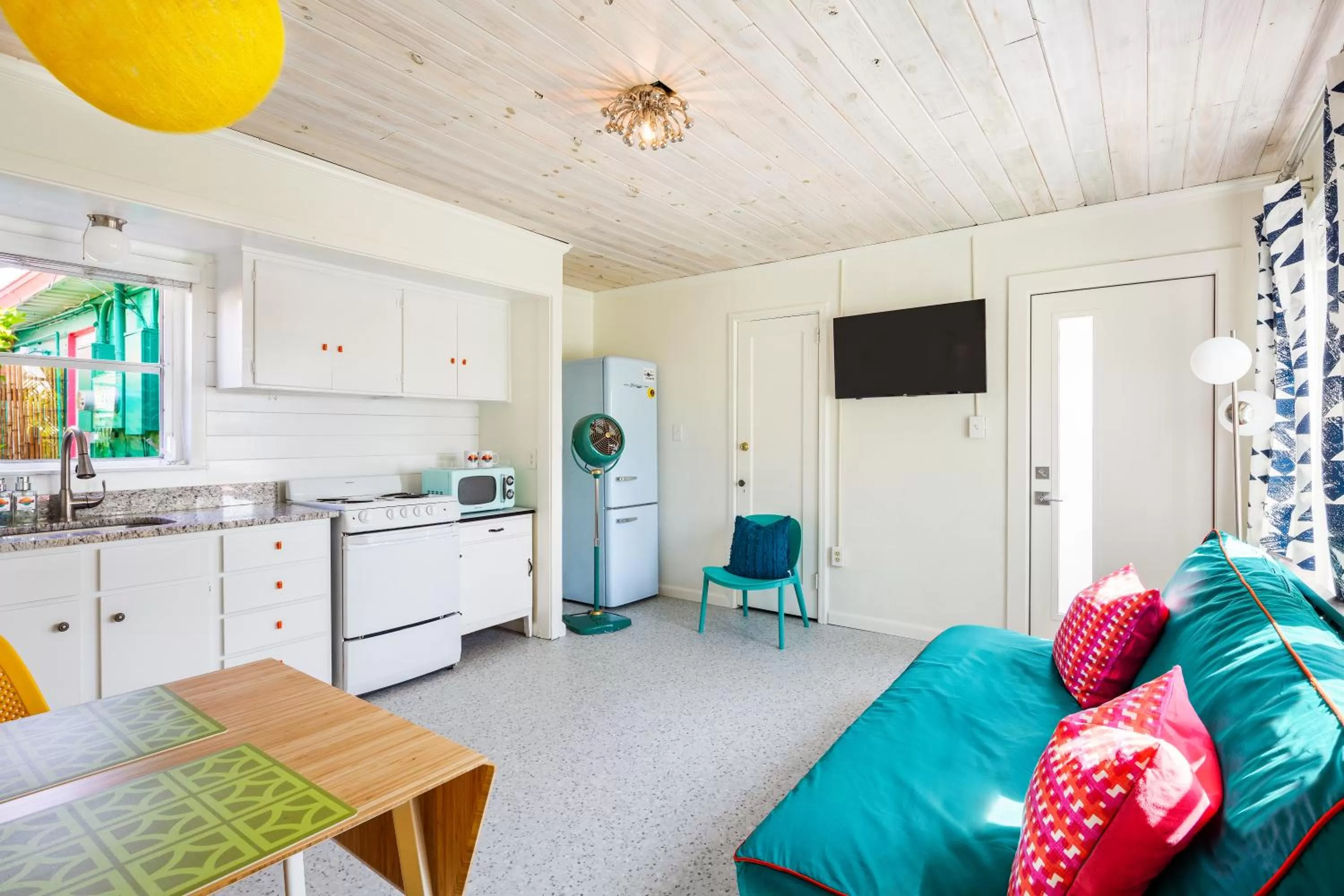 Kitchen or kitchenette in Sunset Inn and Cottages