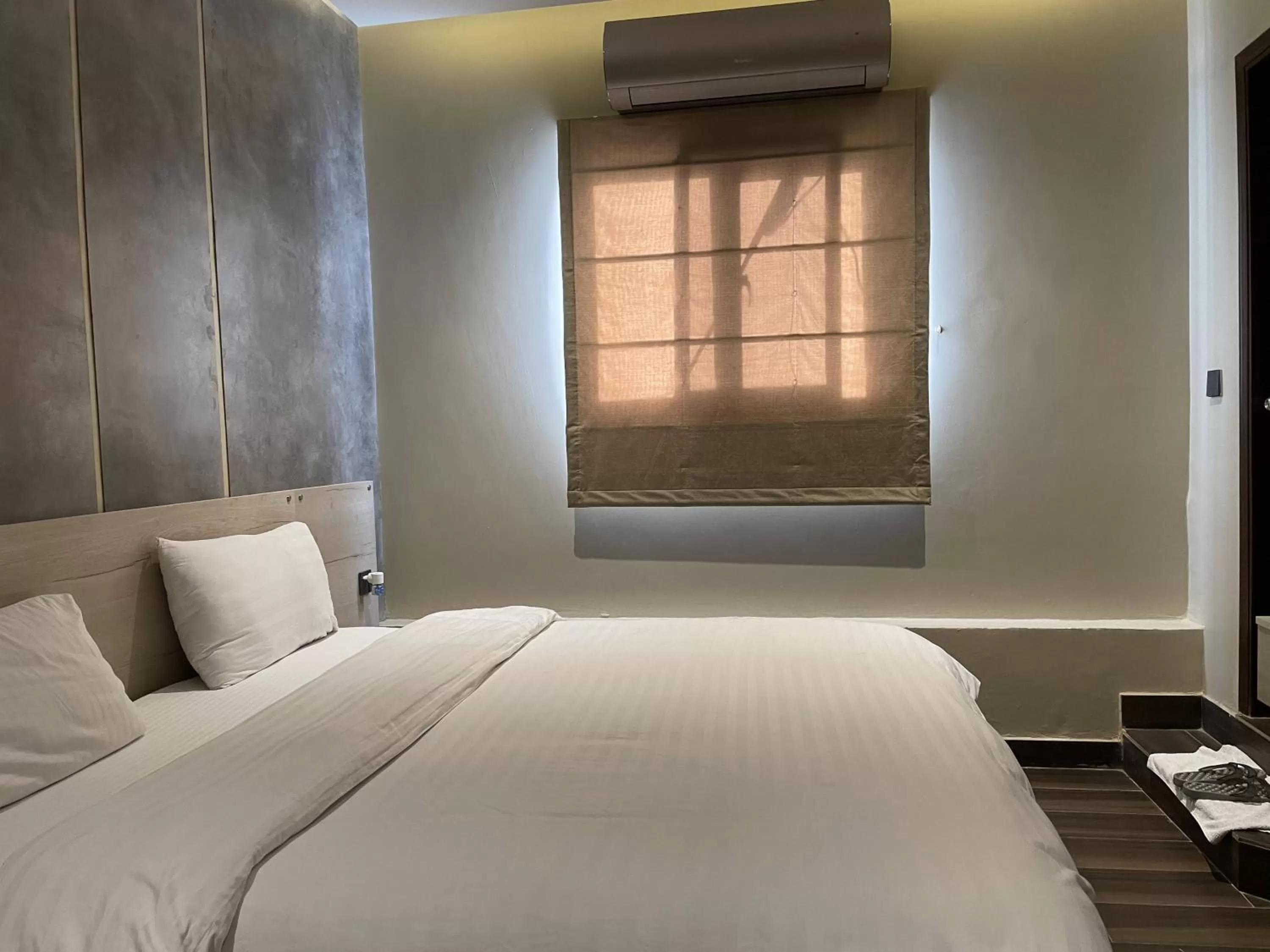 Bed in Hamsun Shahrah-e-Faisal