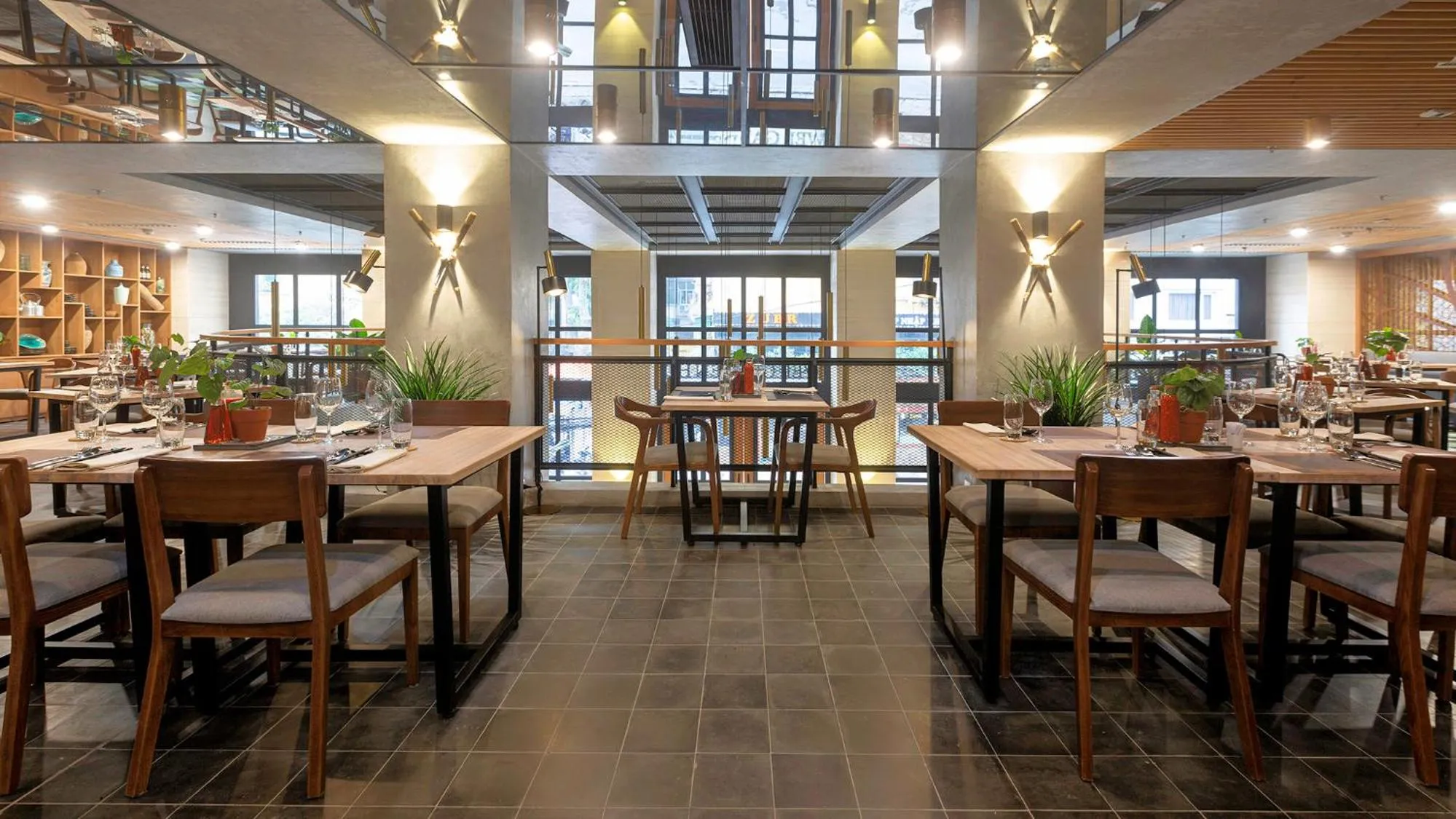 Restaurant/places to eat in Flower Garden Hotel