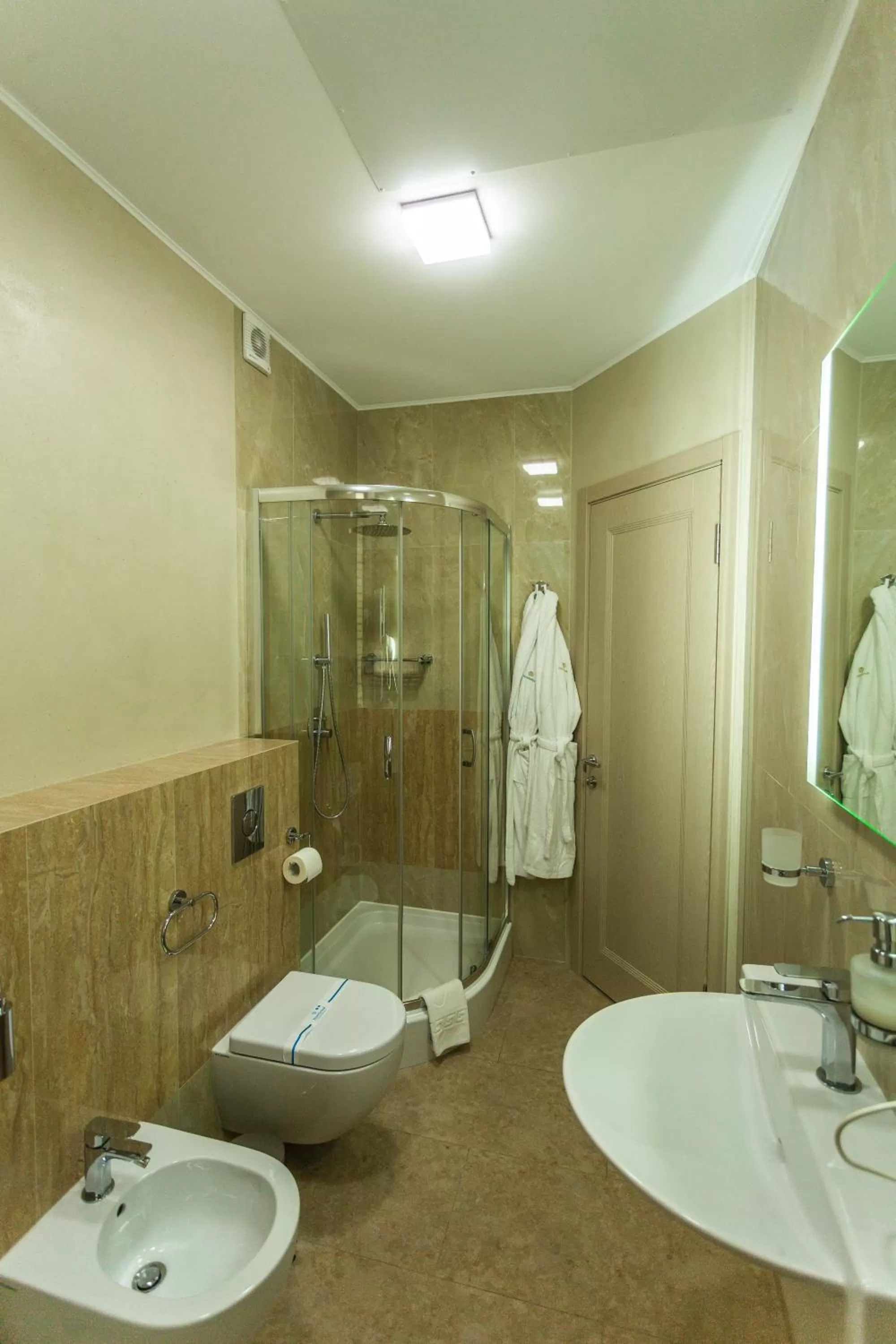 Shower, Bathroom in Hotel "Mandarin Clubhouse"