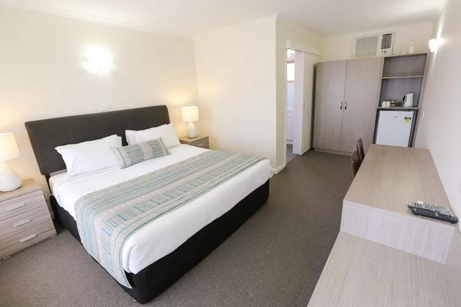 Bed in Seven Pines Motor Inn