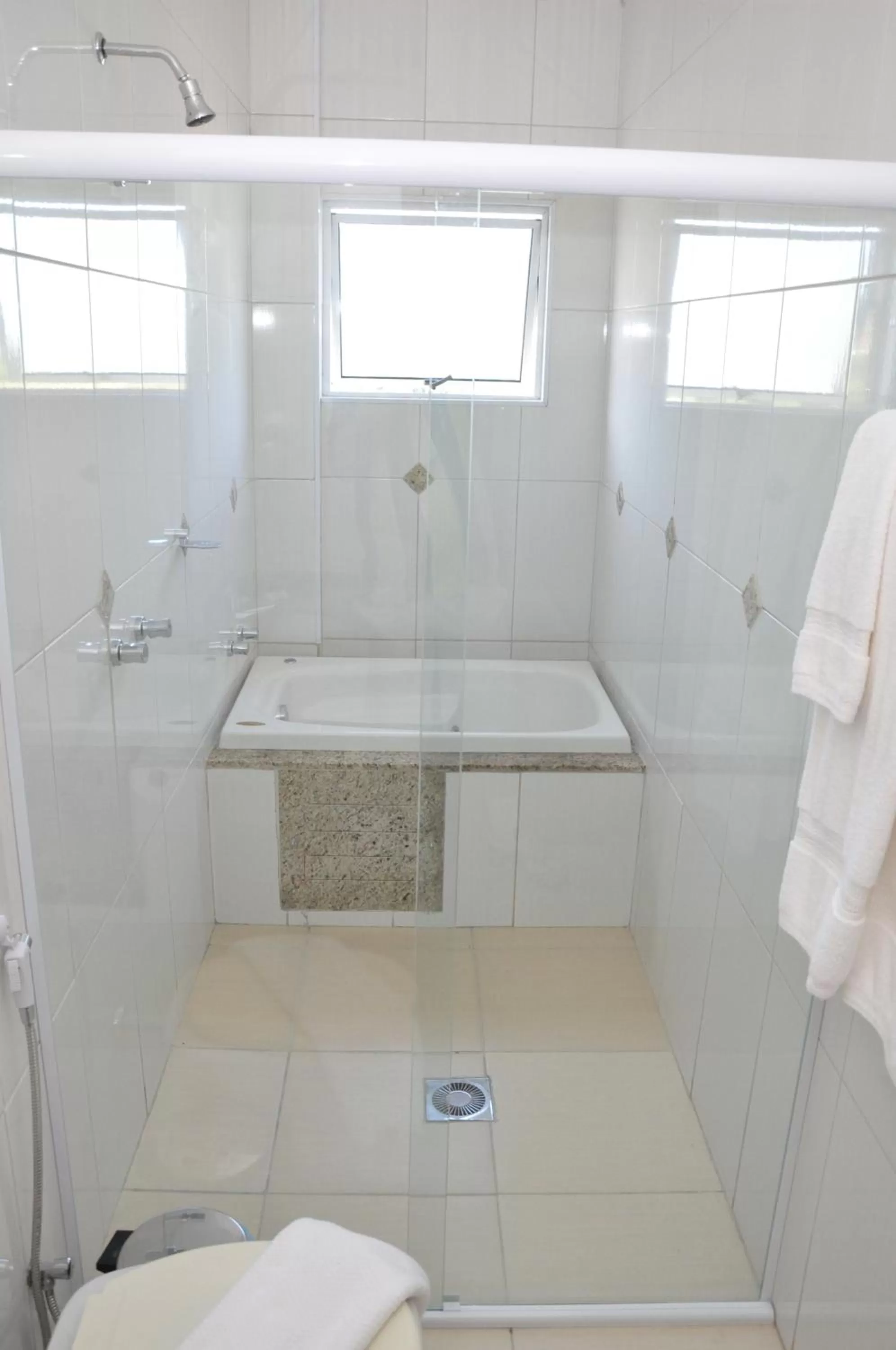 Bathroom in Lotus Hotel - à 6 km do Santuário de Aparecida-SP