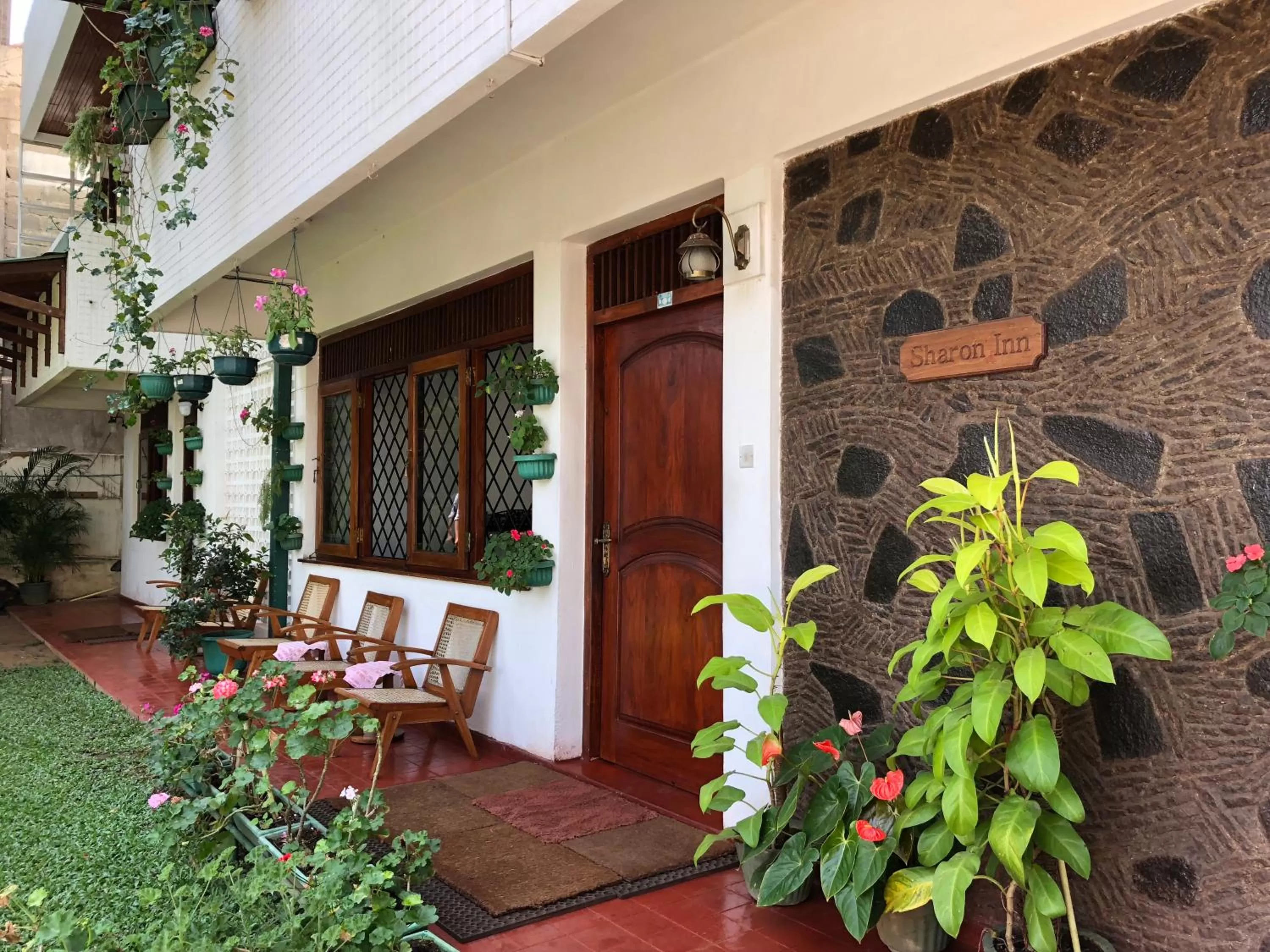 Facade/entrance in Sharon Inn