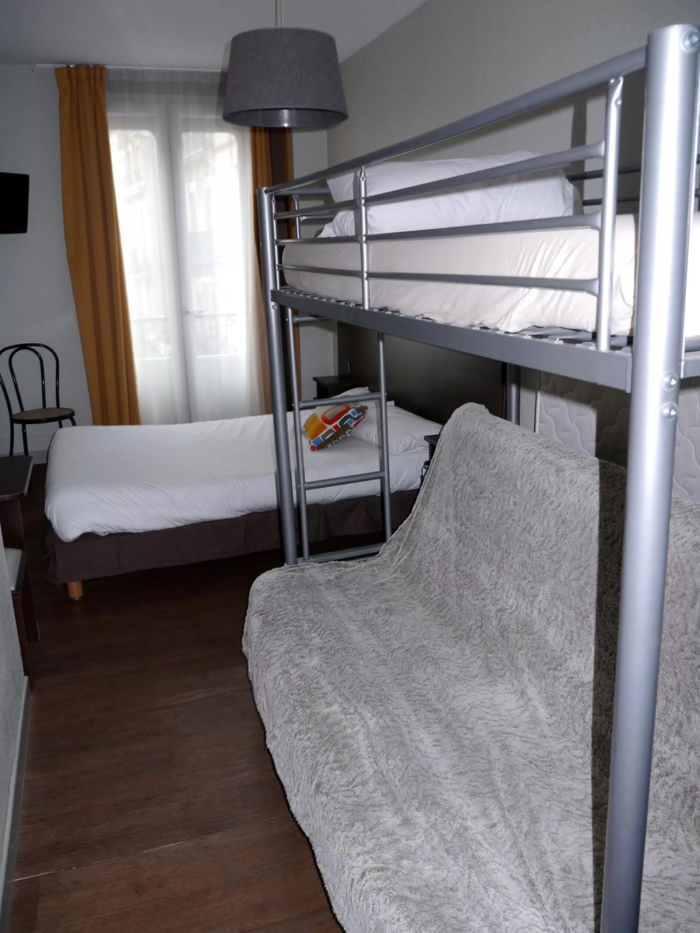 Photo of the whole room, Bed in Hôtel des Ambassadeurs