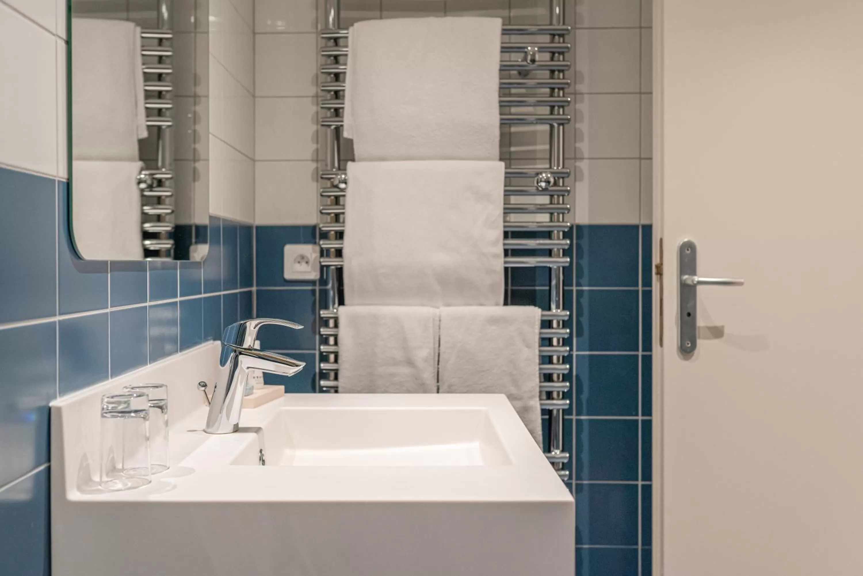 Shower in Hôtel du Palais de l'Isle