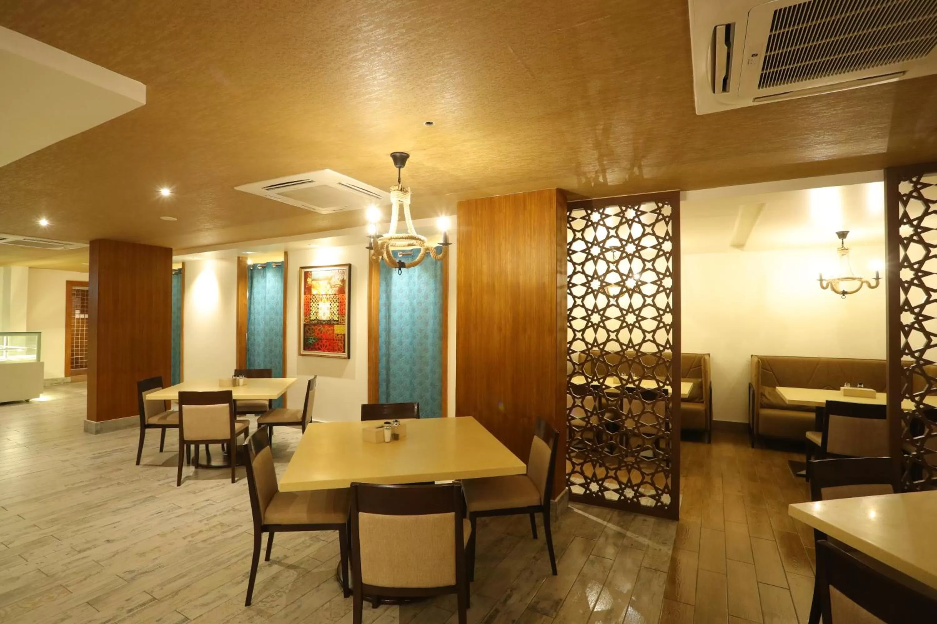 Restaurant/places to eat in Zaki Hotel Apartment