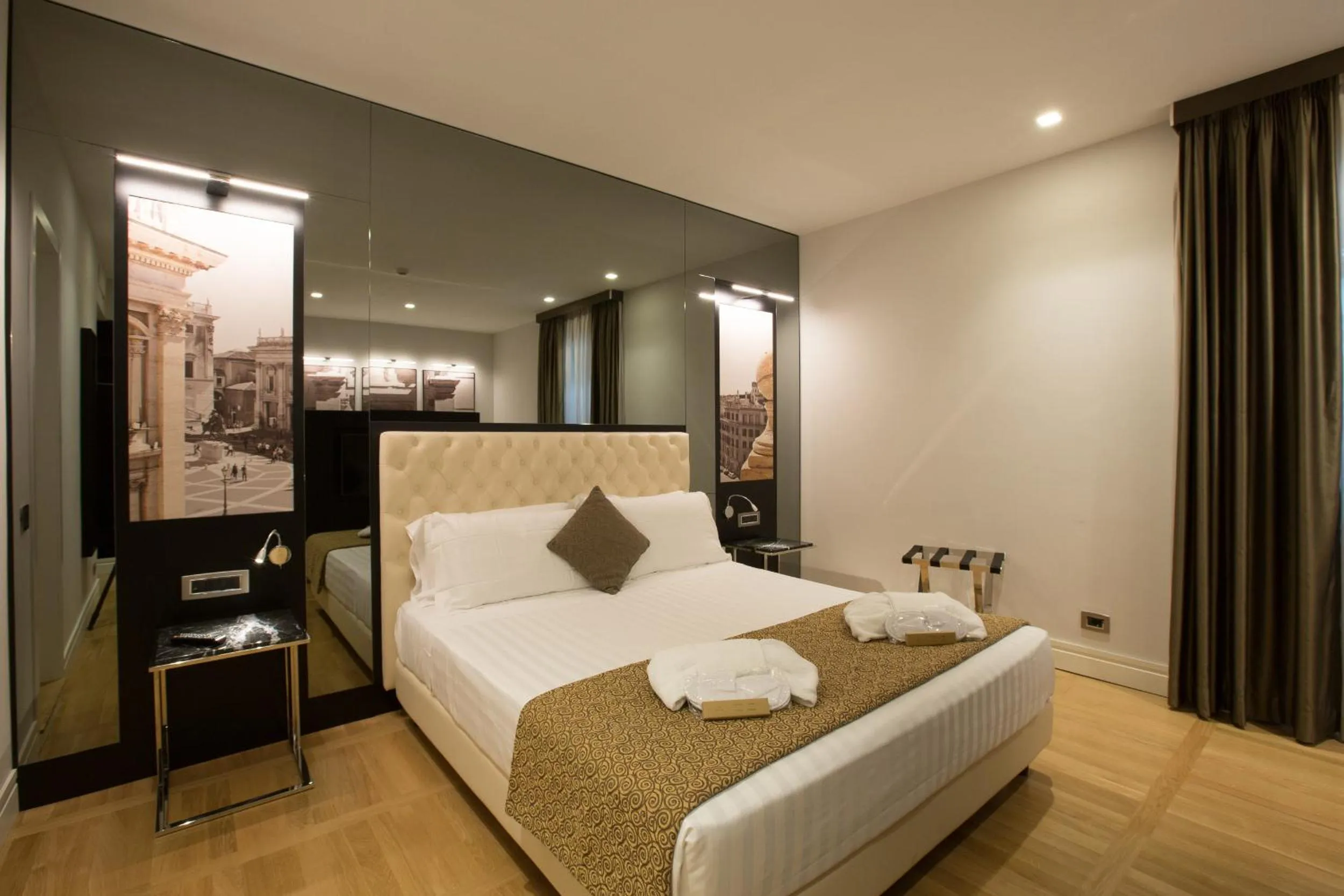 Bedroom, Bed in Floris Hotel