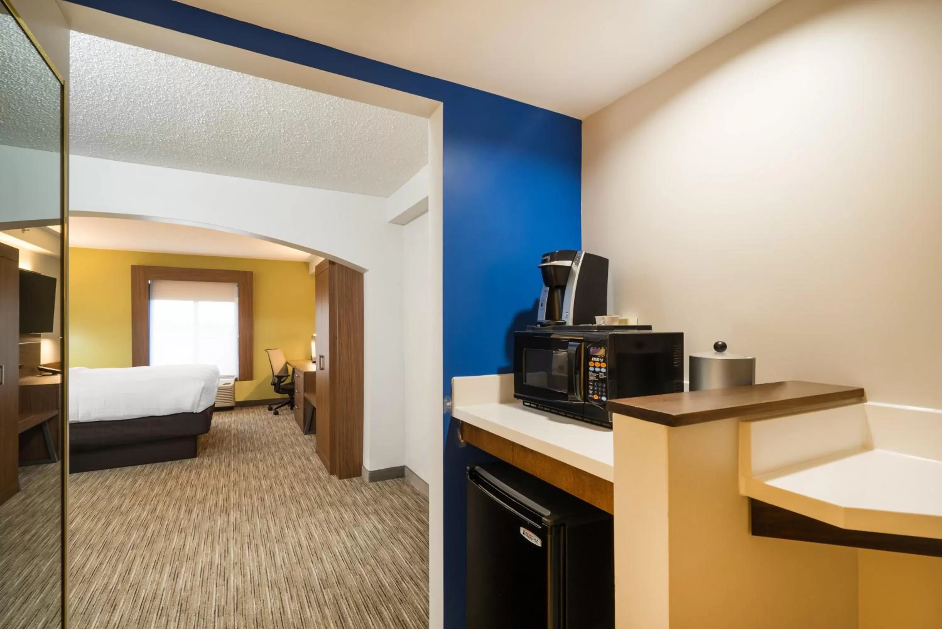 Photo of the whole room, Bed in Holiday Inn Express Hotel & Suites Louisville East by IHG