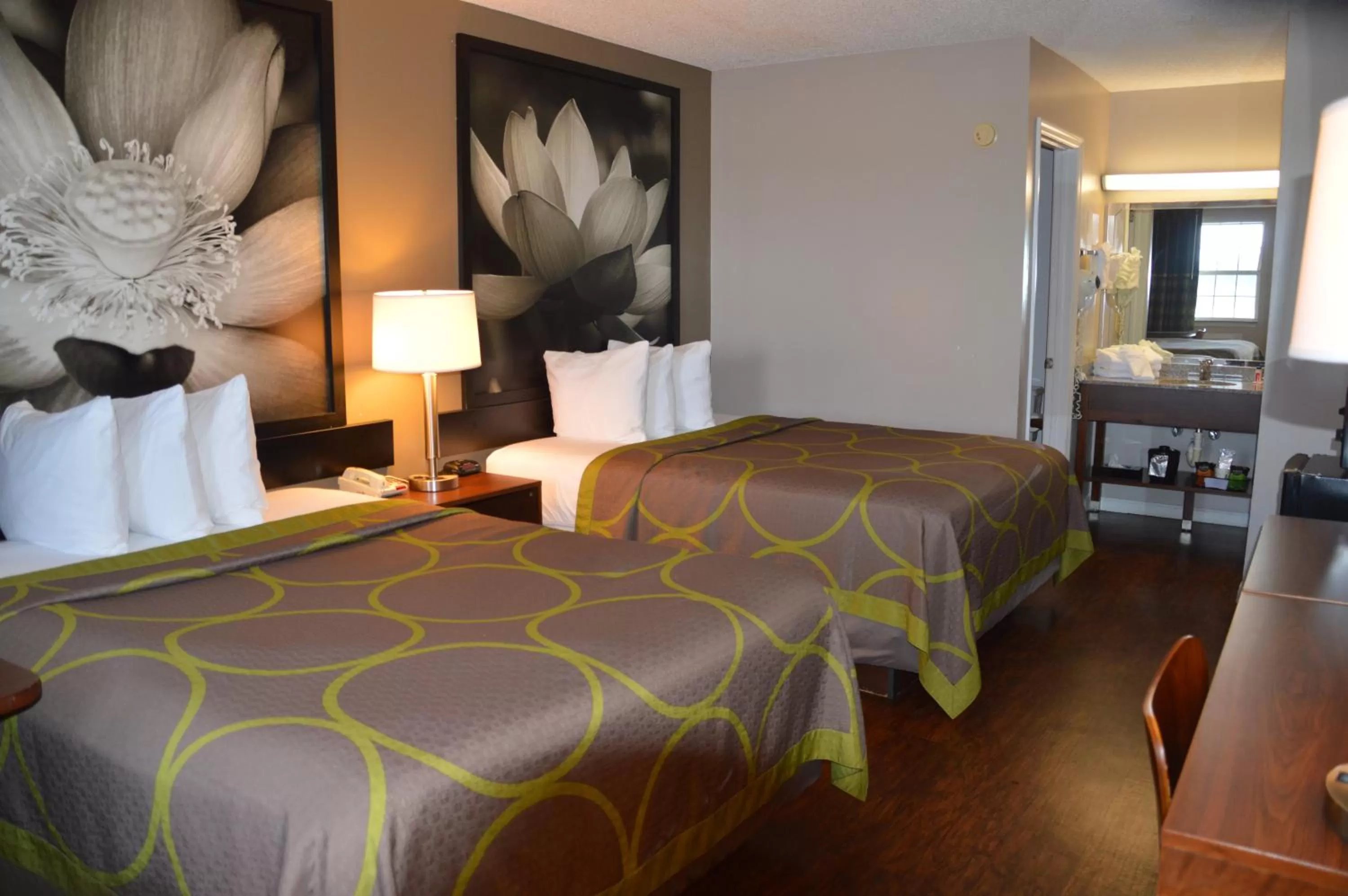 Photo of the whole room, Bed in Super 8 by Wyndham Madison