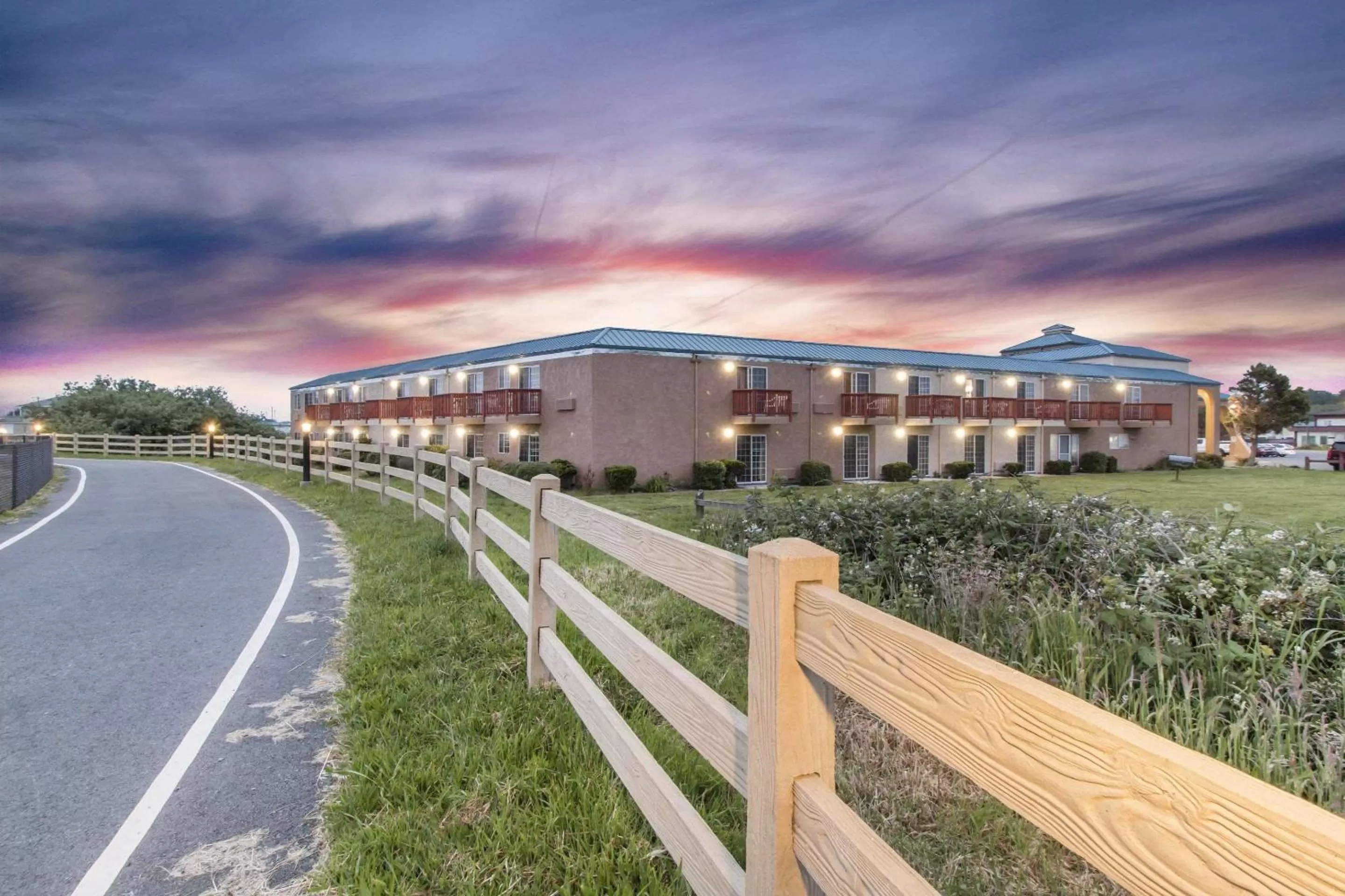 Property building in Quality Inn & Suites Crescent City Redwood Coast