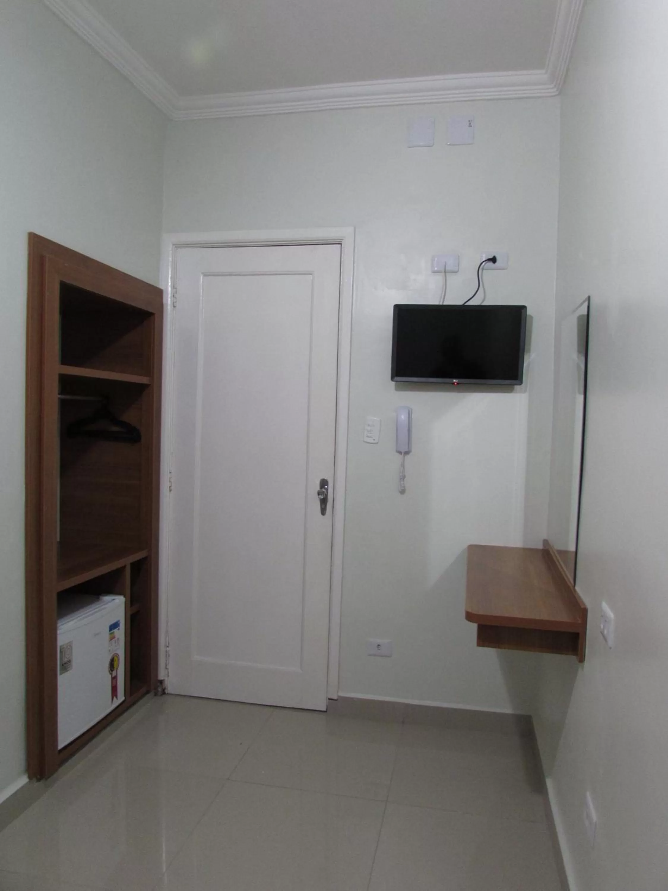 TV/Entertainment Center in Hotel Monteneve a 2 minutos do Bom Retiro, a 8 minutos da 25 de Março a 100 metros da estação de trem para Aeroporto Internacional de Guarulhos