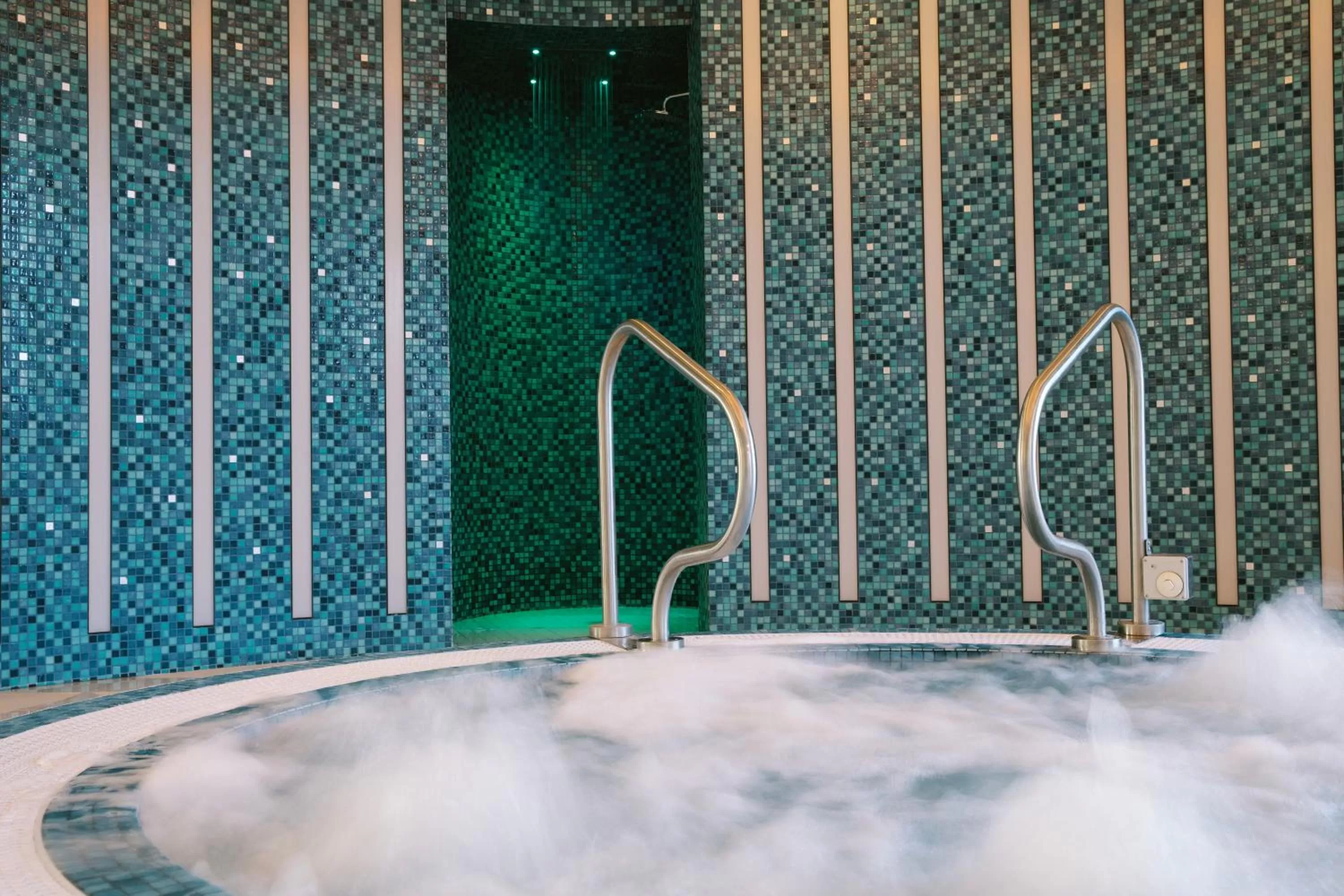 Hot Tub in Westport Plaza Hotel, Spa & Leisure