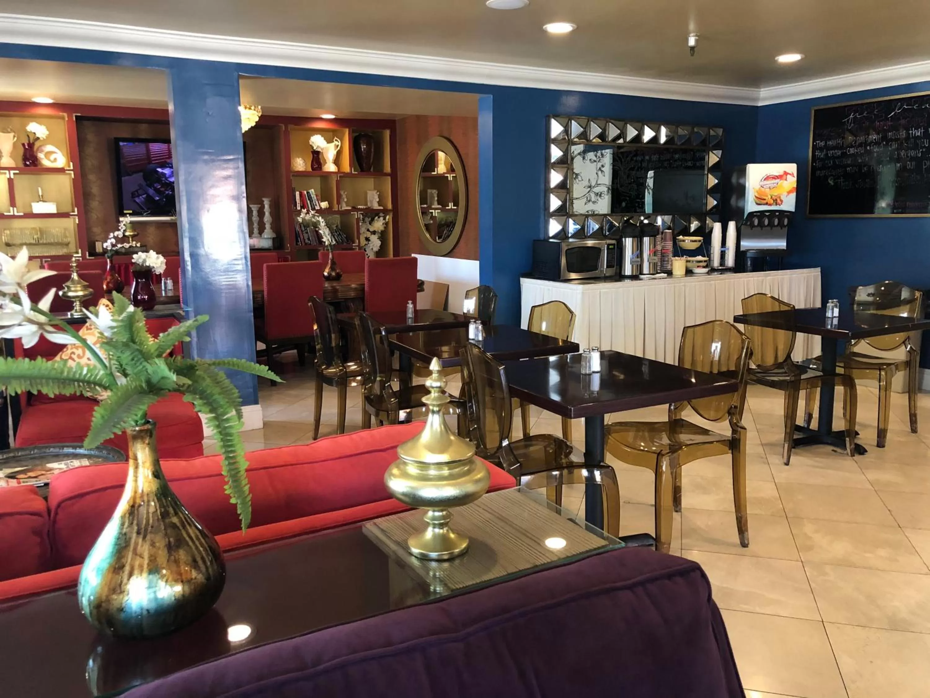 Communal lounge/ TV room in Hotel Le Reve Pasadena