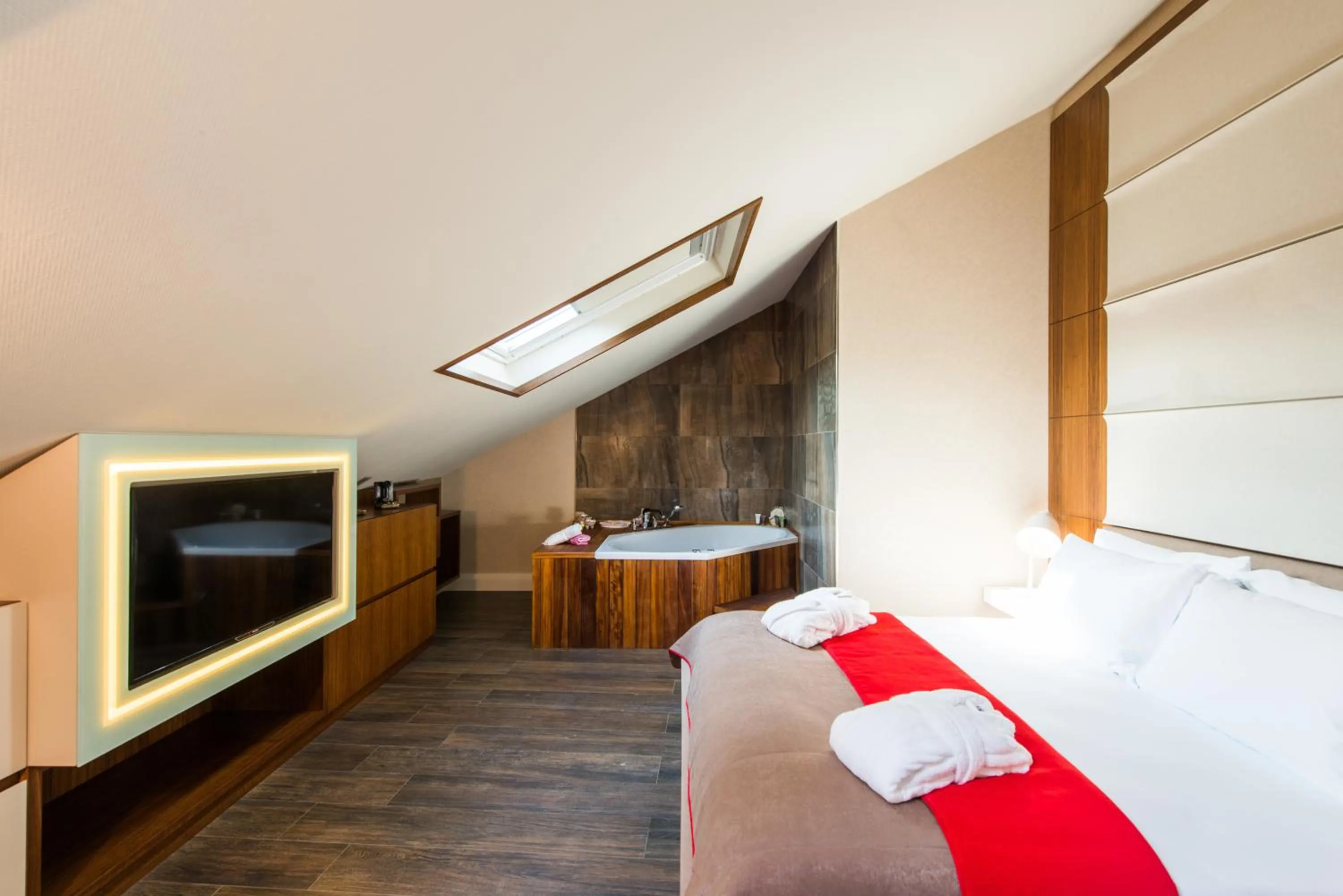 Suite with Hot Tub in Favori Hotel