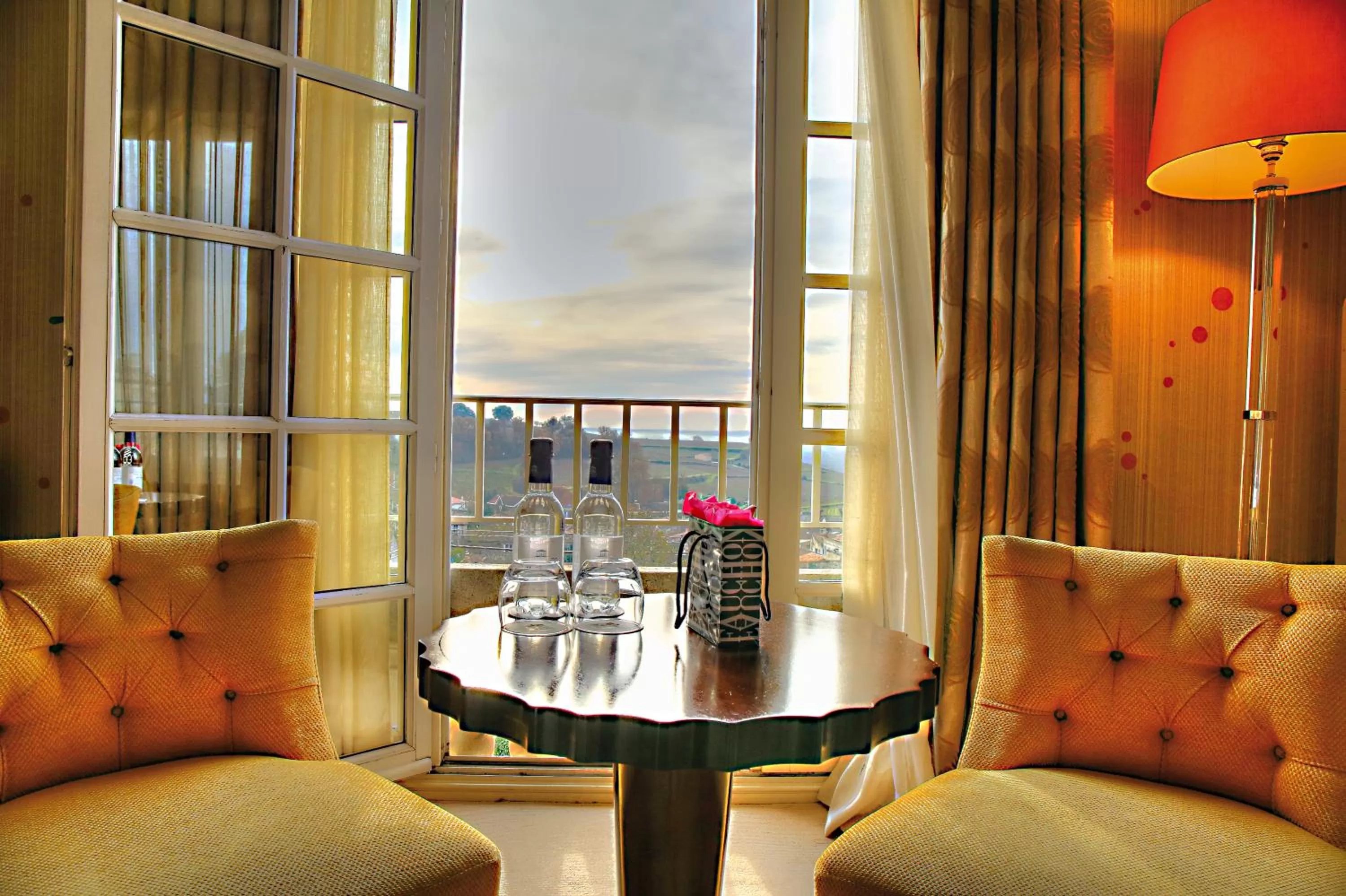 Seating area in Hôtel de Pavie