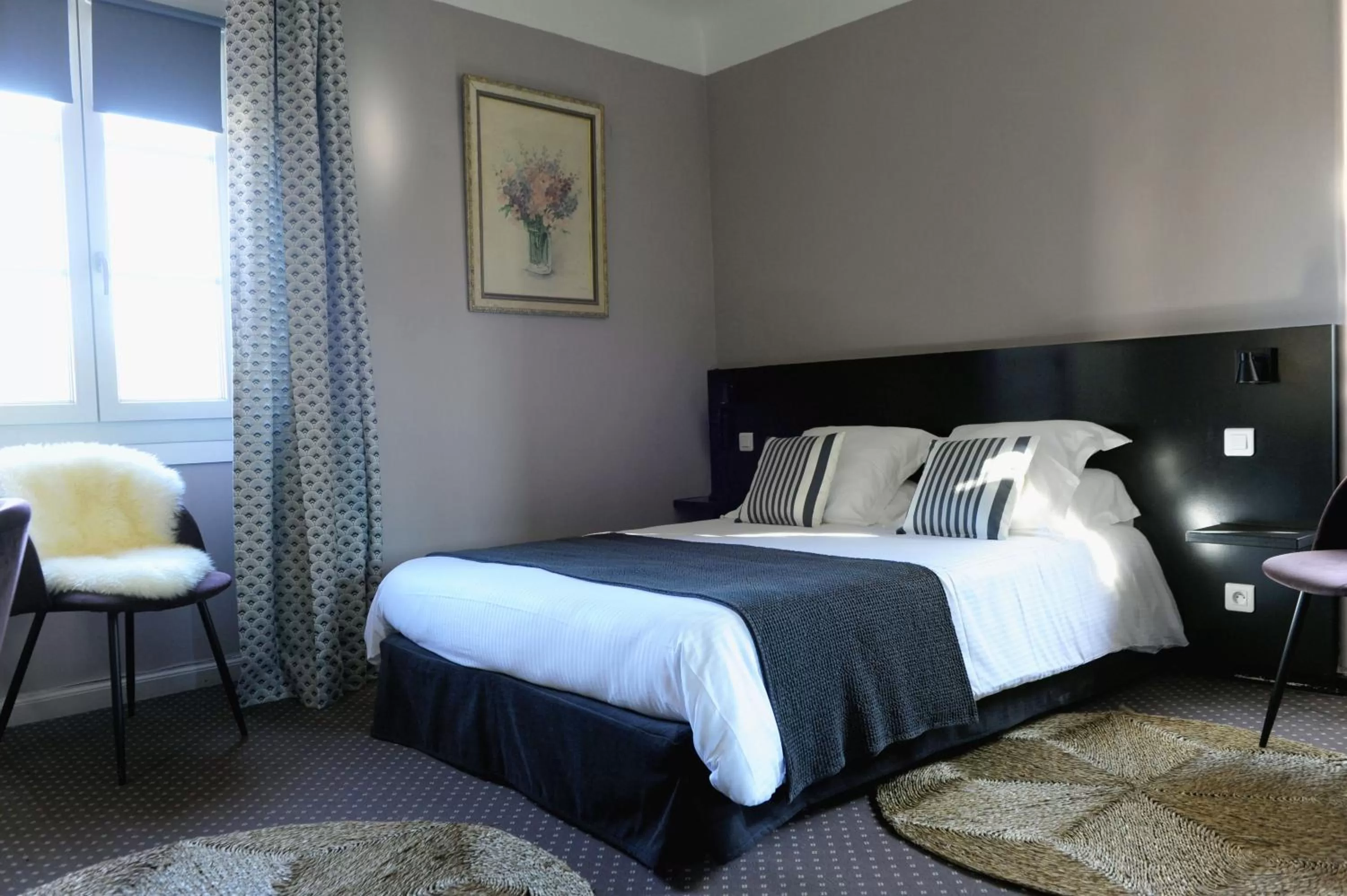 Photo of the whole room, Bed in Logis Hôtel du Chêne