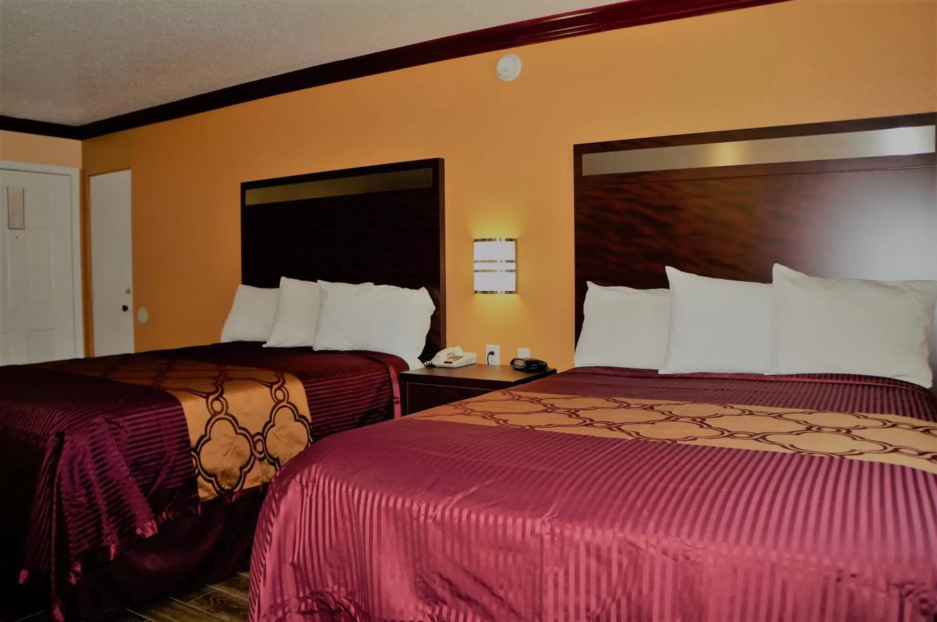 Double Room with Two Double Beds - Non-Smoking in Americas Deluxe Inn- Marysville Double Room with Two Double Beds - Non-Smoking in Americas Deluxe Inn- Marysville