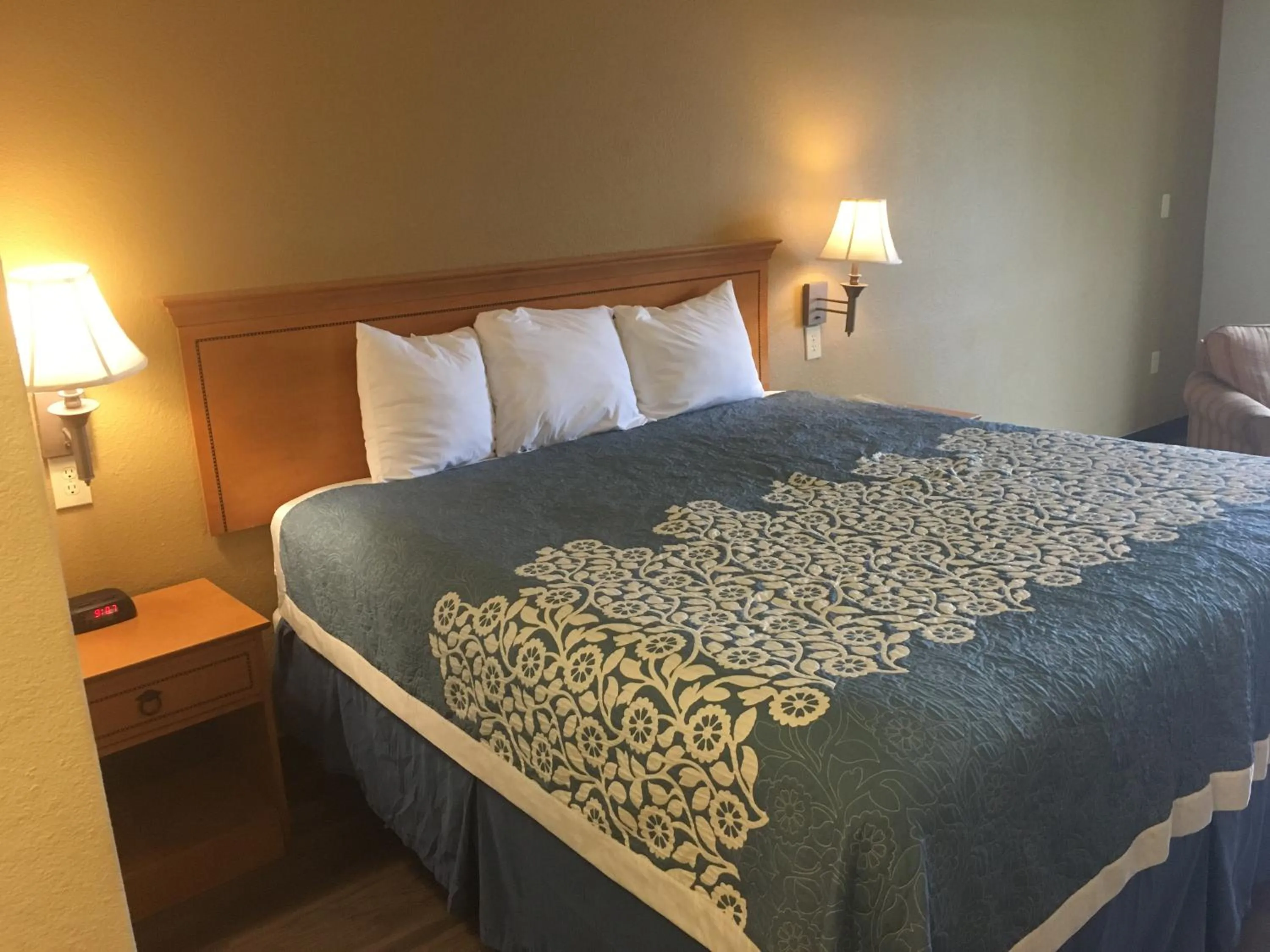 Bed in Days Inn by Wyndham Hattiesburg MS