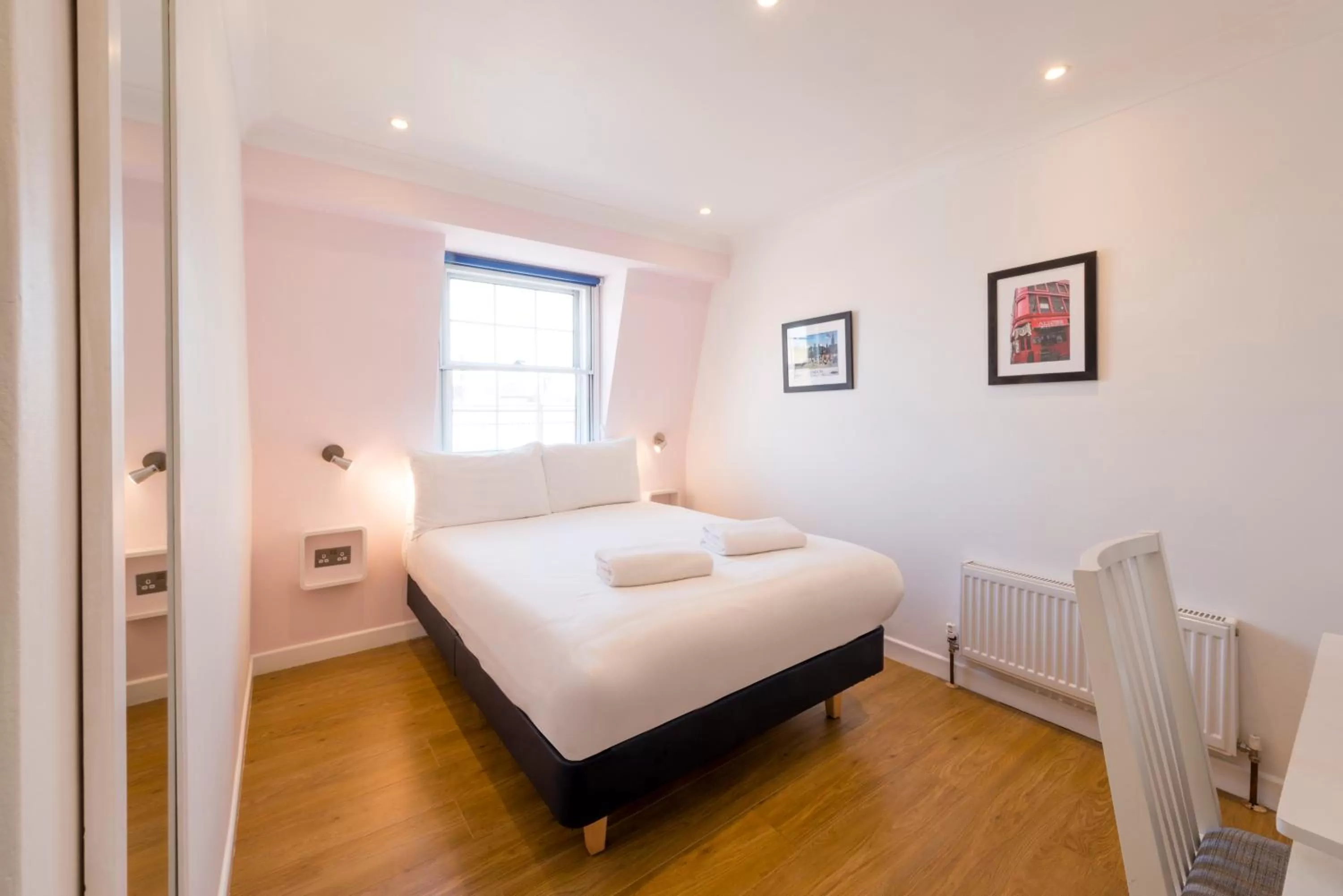 Photo of the whole room, Bed in The California - London Kings Cross