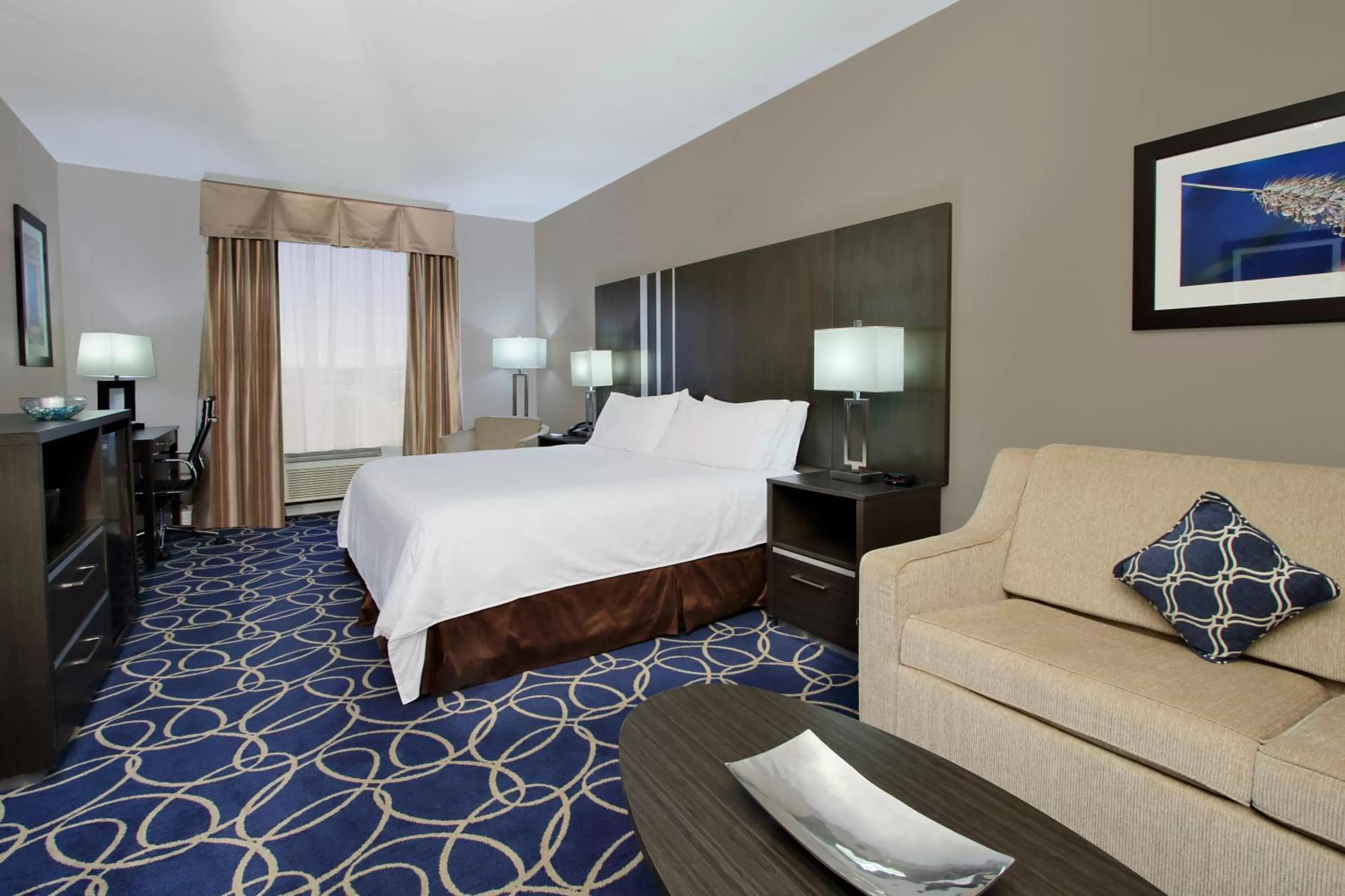 Photo of the whole room, Bed in Holiday Inn Express and Suites Houston North - IAH Area by IHG