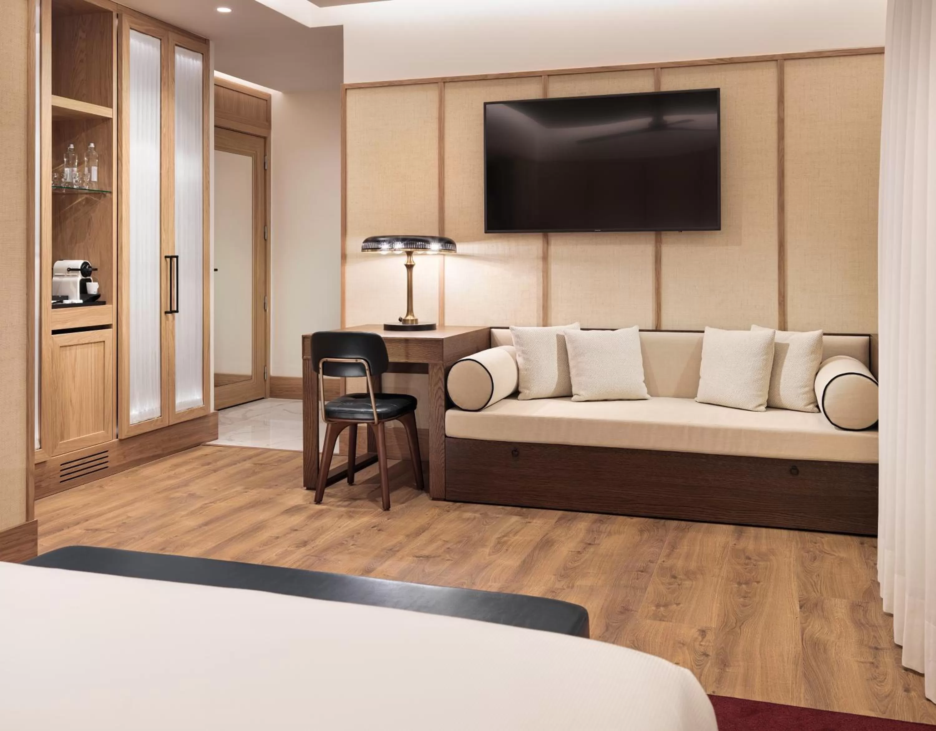 Photo of the whole room, Bed in H10 Madison 4* Sup