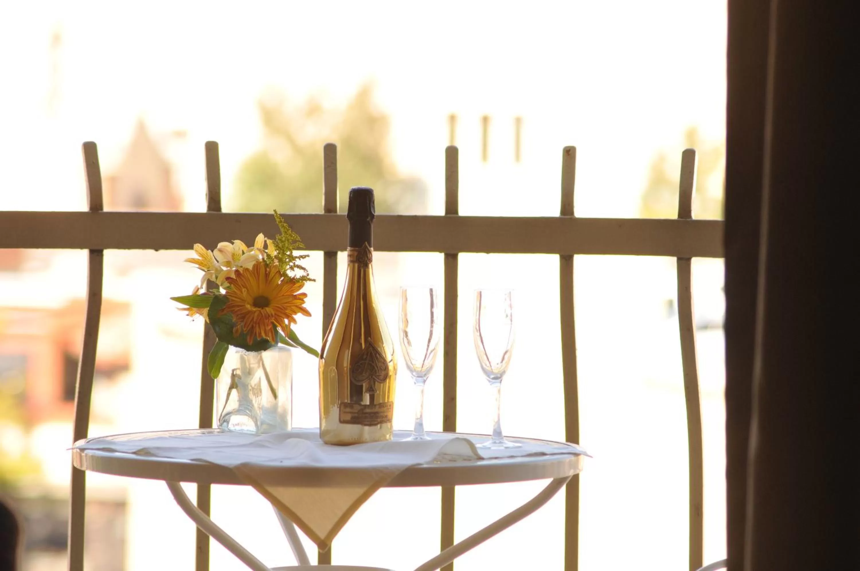 Bedroom in InterContinental Kansas City at the Plaza by IHG
