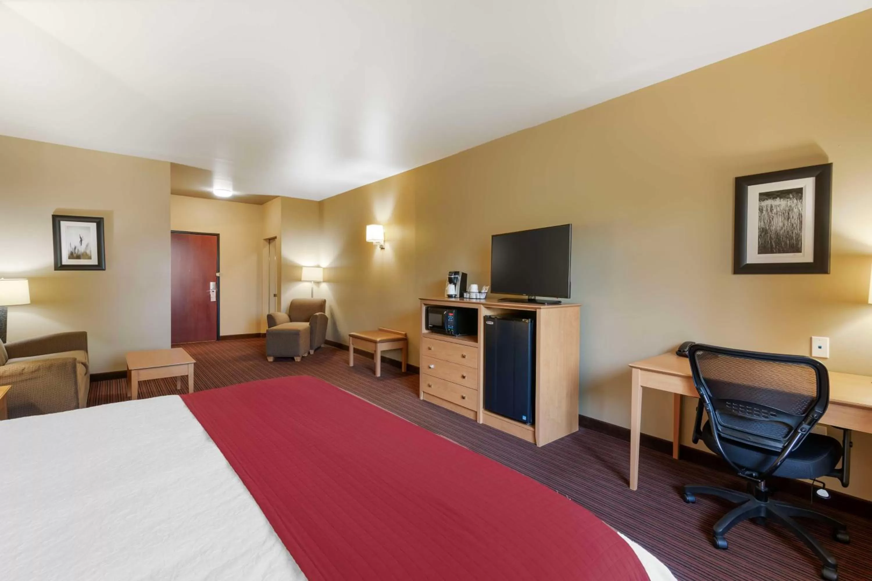 Bedroom, Bed in Best Western Golden Prairie Inn and Suites