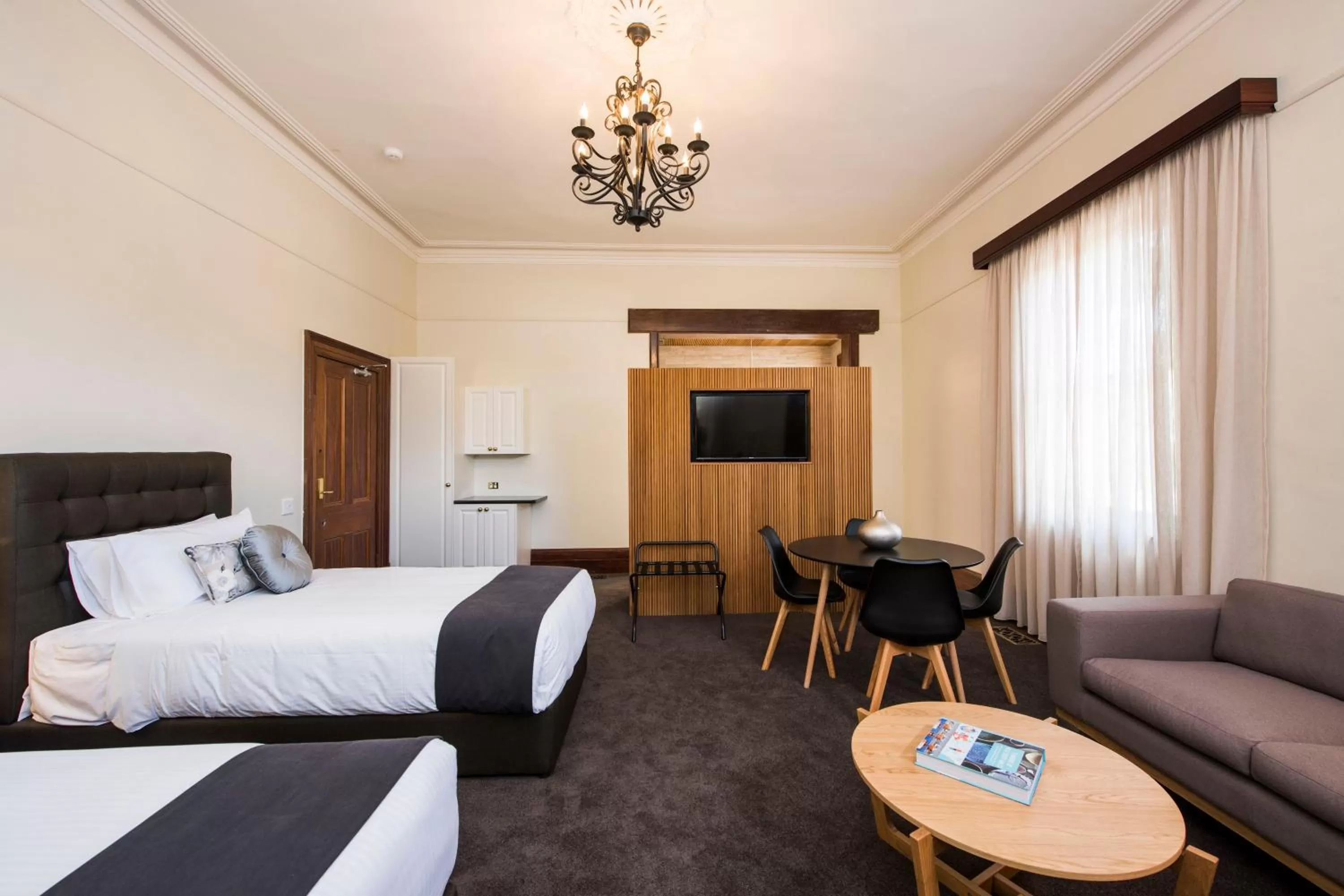 Photo of the whole room, Bed in The Parkview Hotel Mudgee