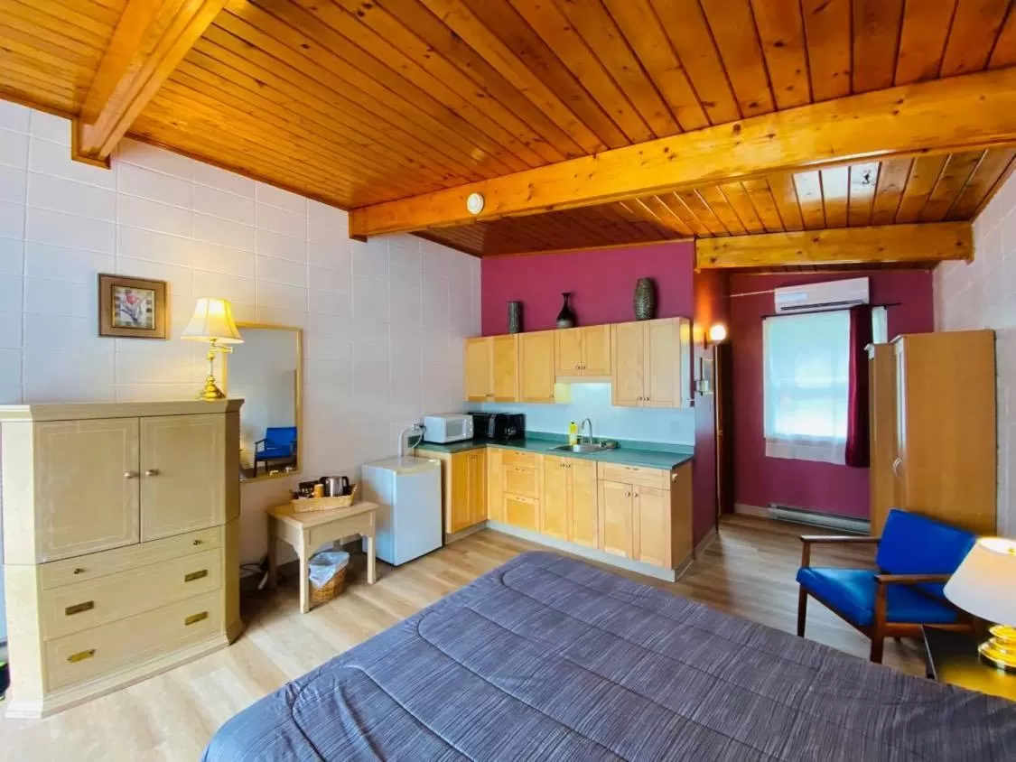 Bed in Huron Sands Motel and Restaurant