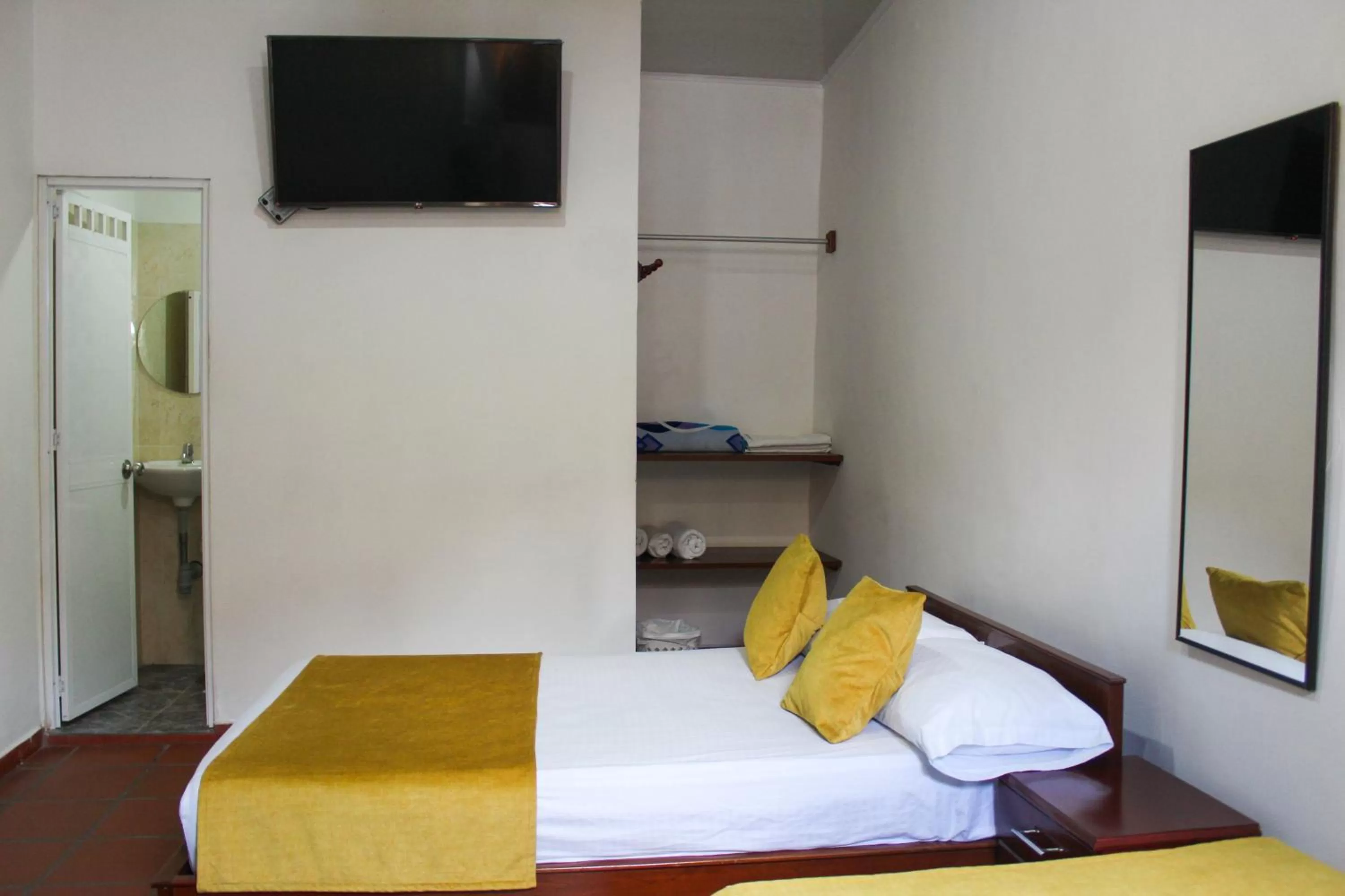 Bed, TV/Entertainment Center in Hotel Colonial San Felipe