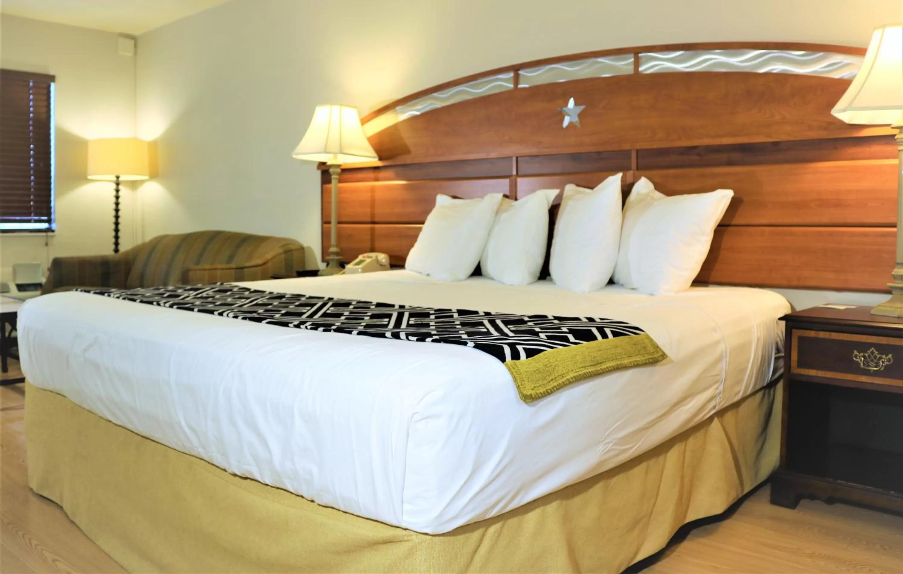 Photo of the whole room, Bed in Monte Carlo Inn- Near Disney