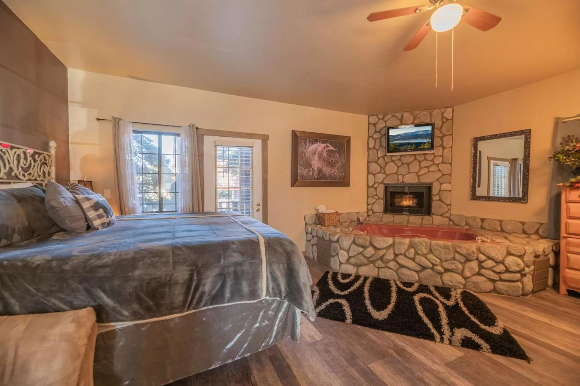 Photo of the whole room, Bed in Black Forest Lodge