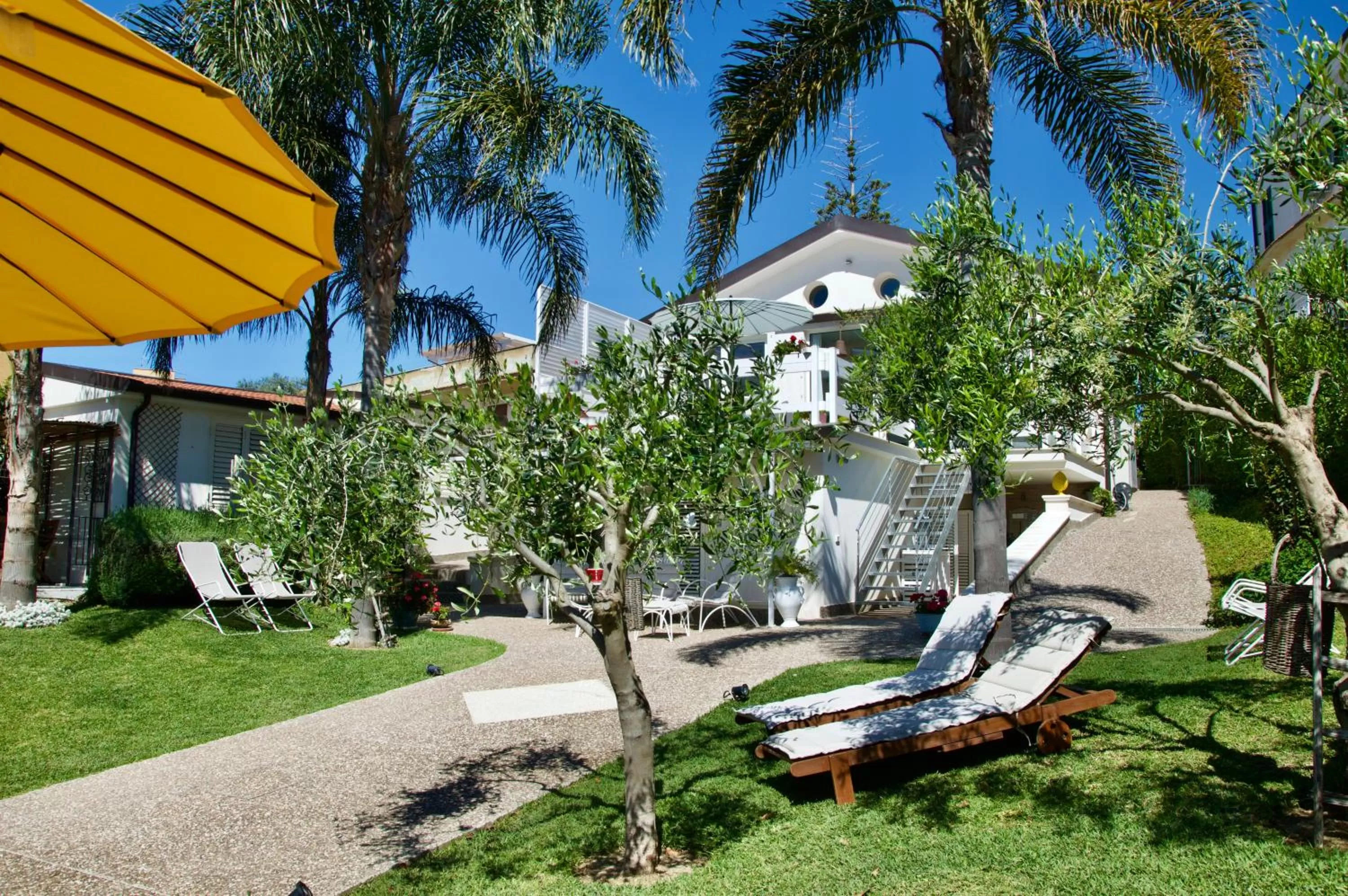 Garden in Villa Volli Three Rooms