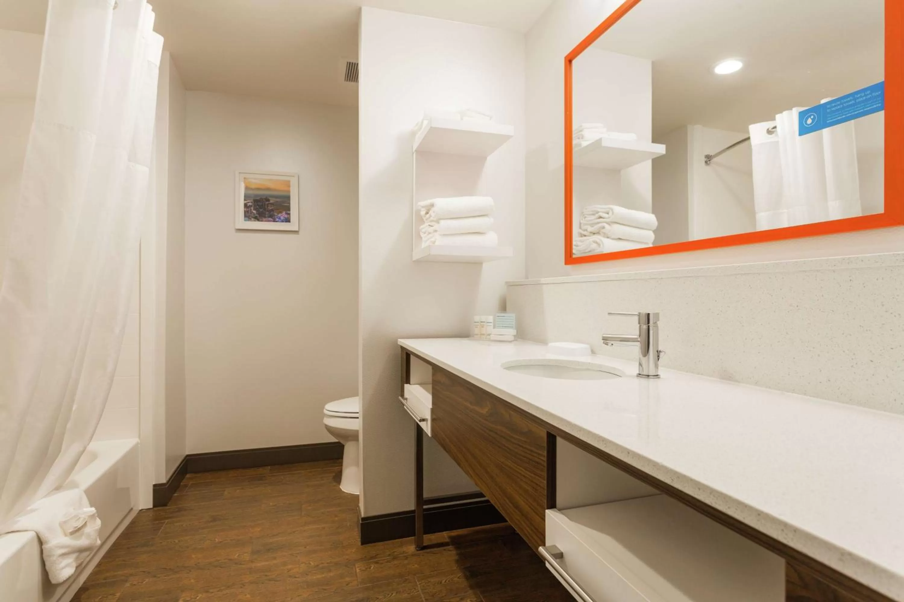 Bathroom in Hampton Inn Cumberland