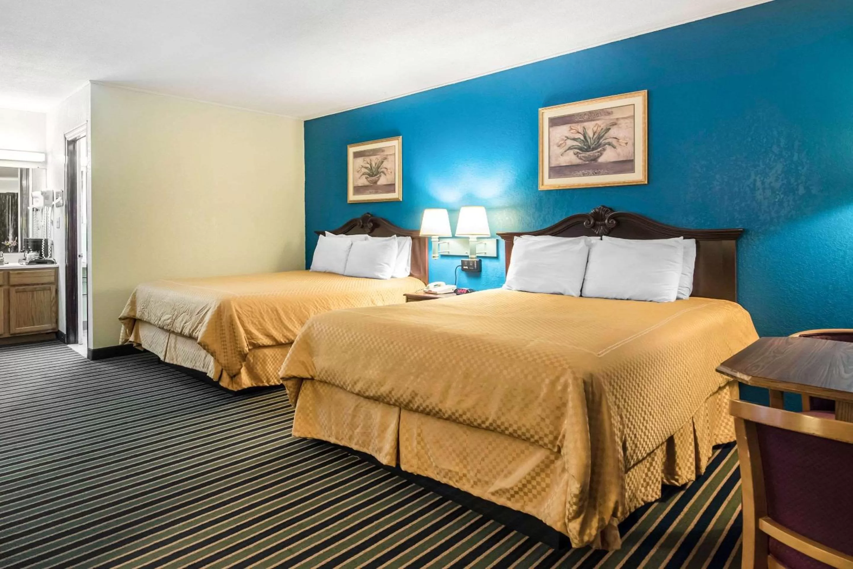 Photo of the whole room, Bed in Econo Lodge