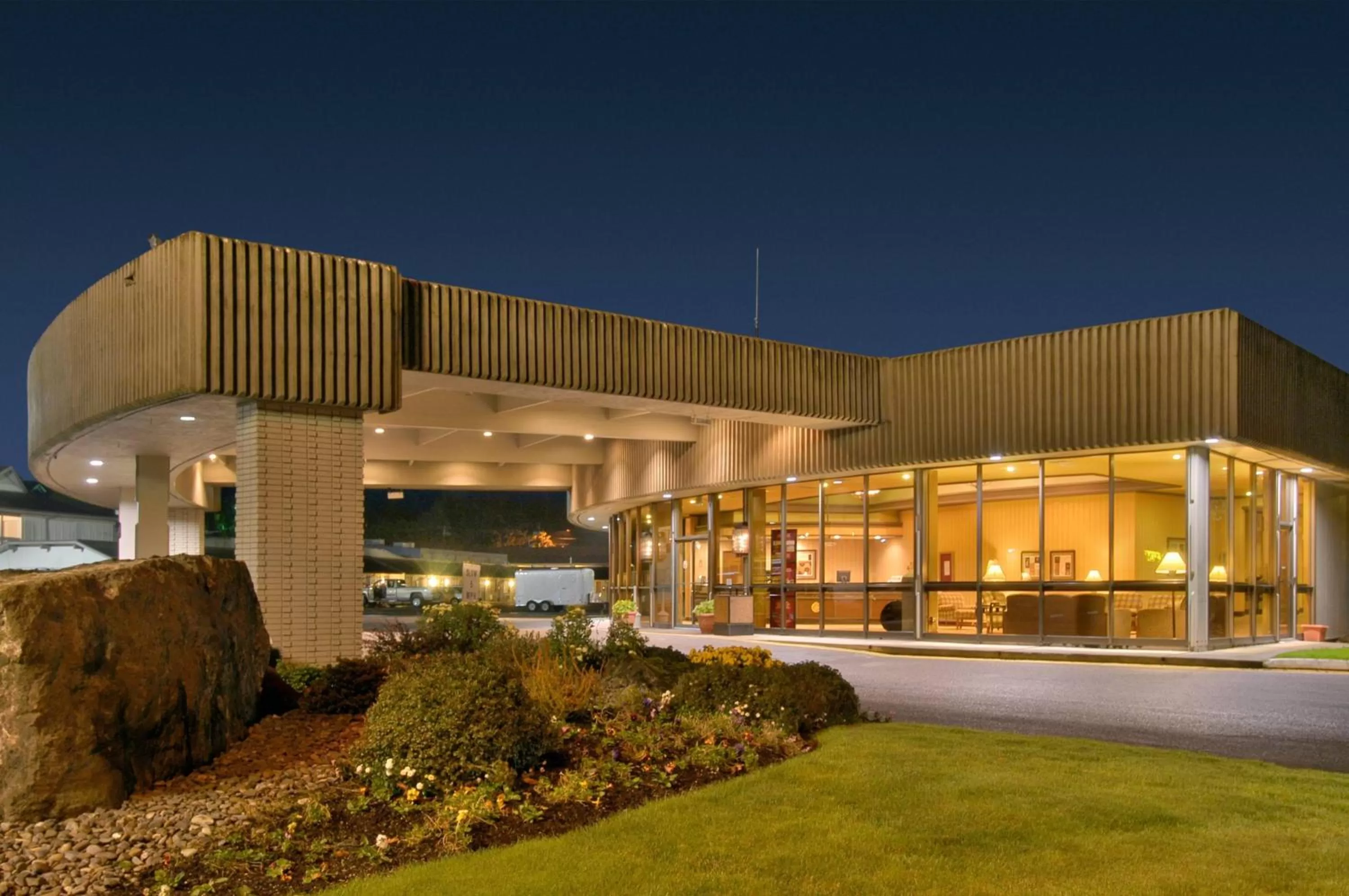 Facade/entrance in Red Lion Hotel Coos Bay