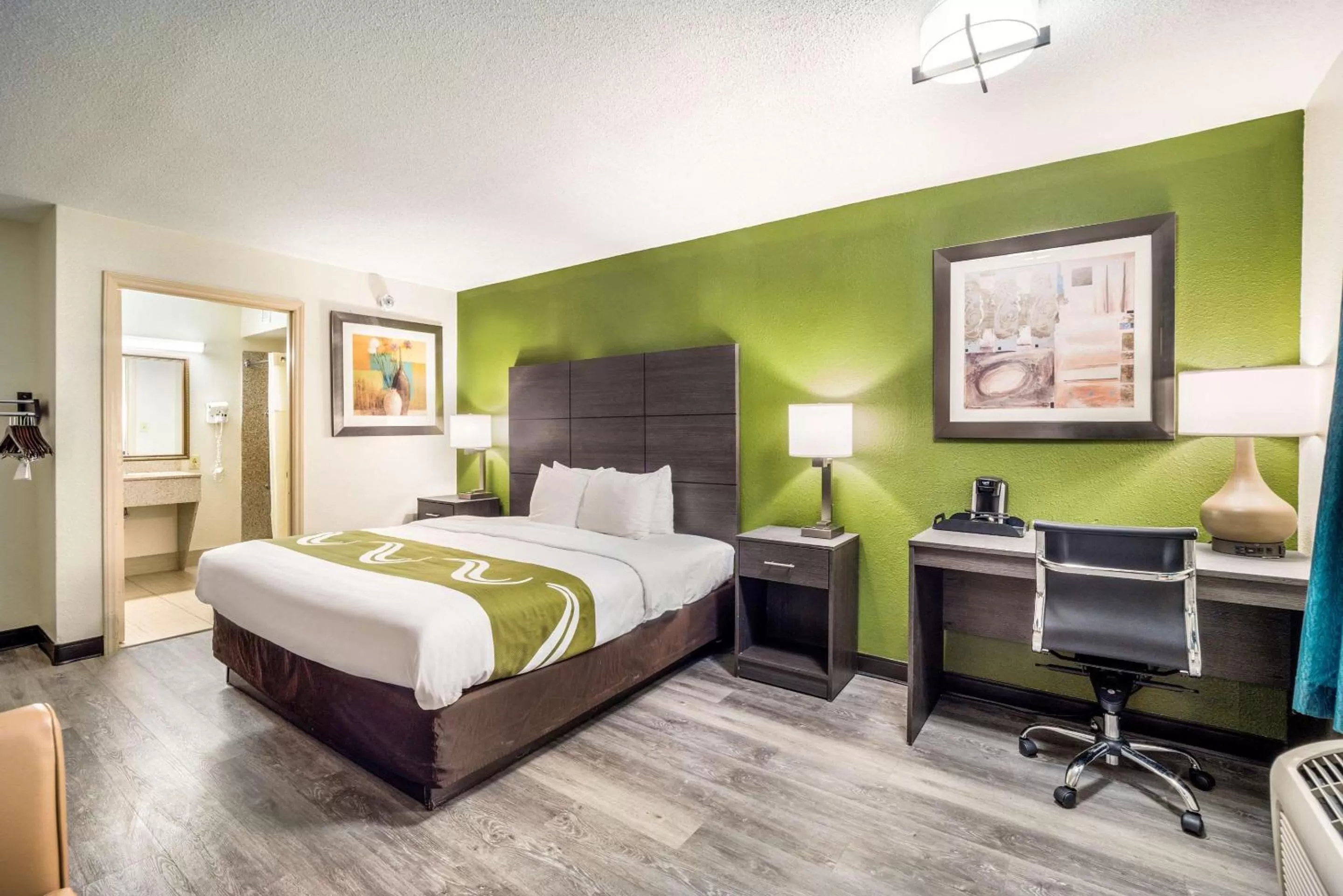 King Room with Roll-in-Shower - Accessible/Smoking in Quality Inn Columbia Airport