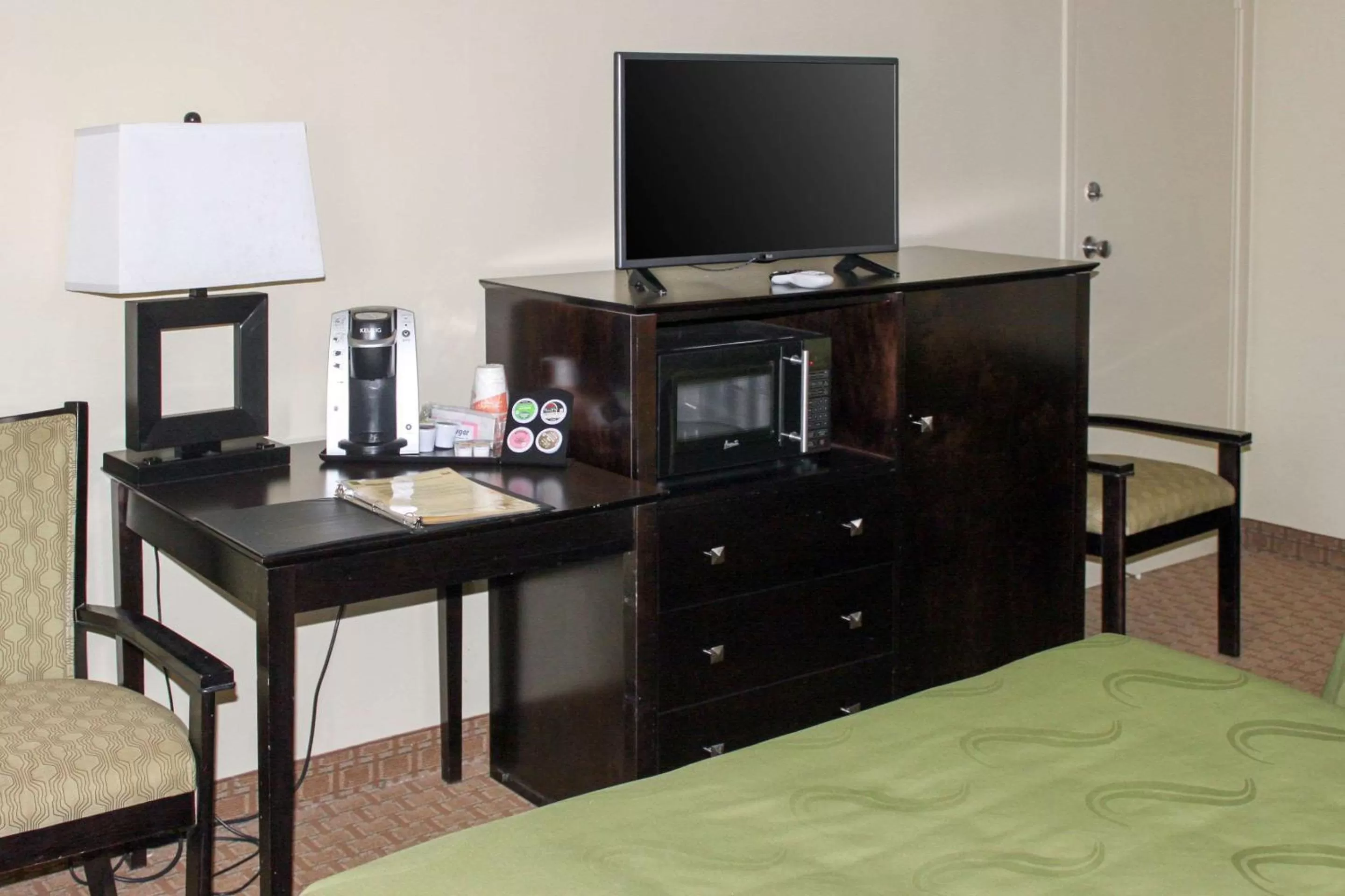 Photo of the whole room, Bed in Navajo Nation Inn