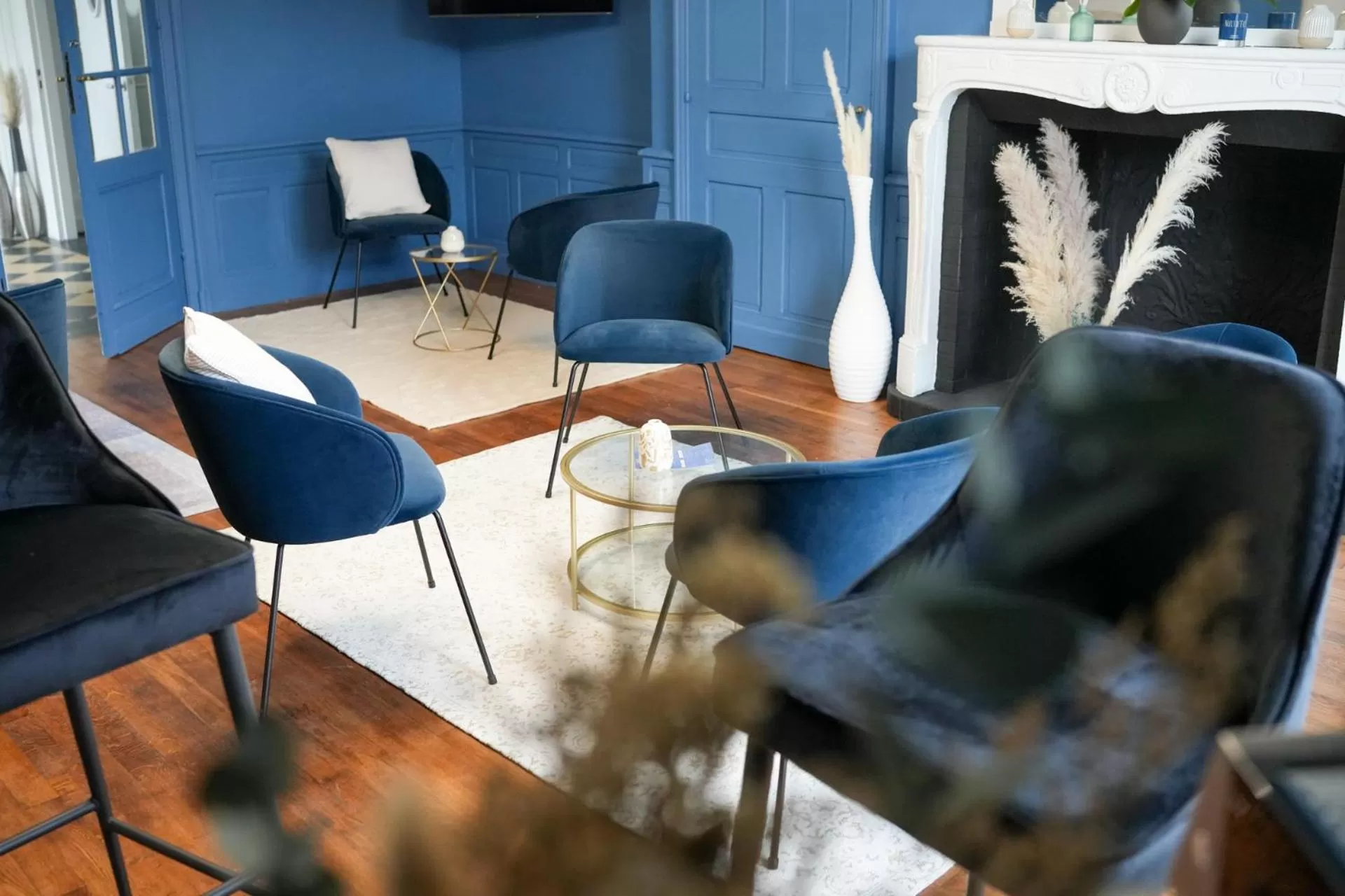 Living room in Hôtel Échappée en Baie - Parking privé gratuit dont forfaits bornes électriques réservable