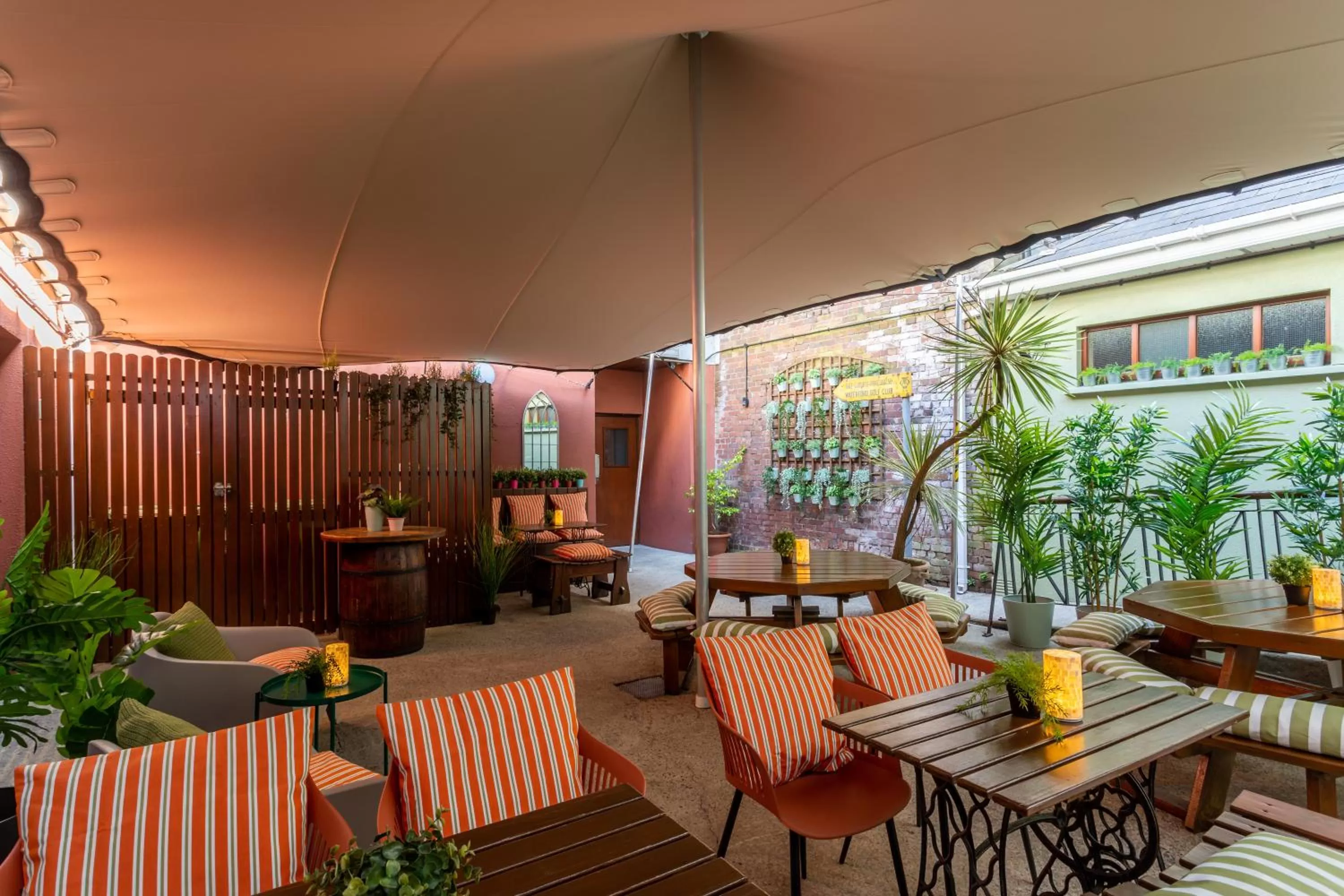 Restaurant/places to eat in Dooley's Hotel