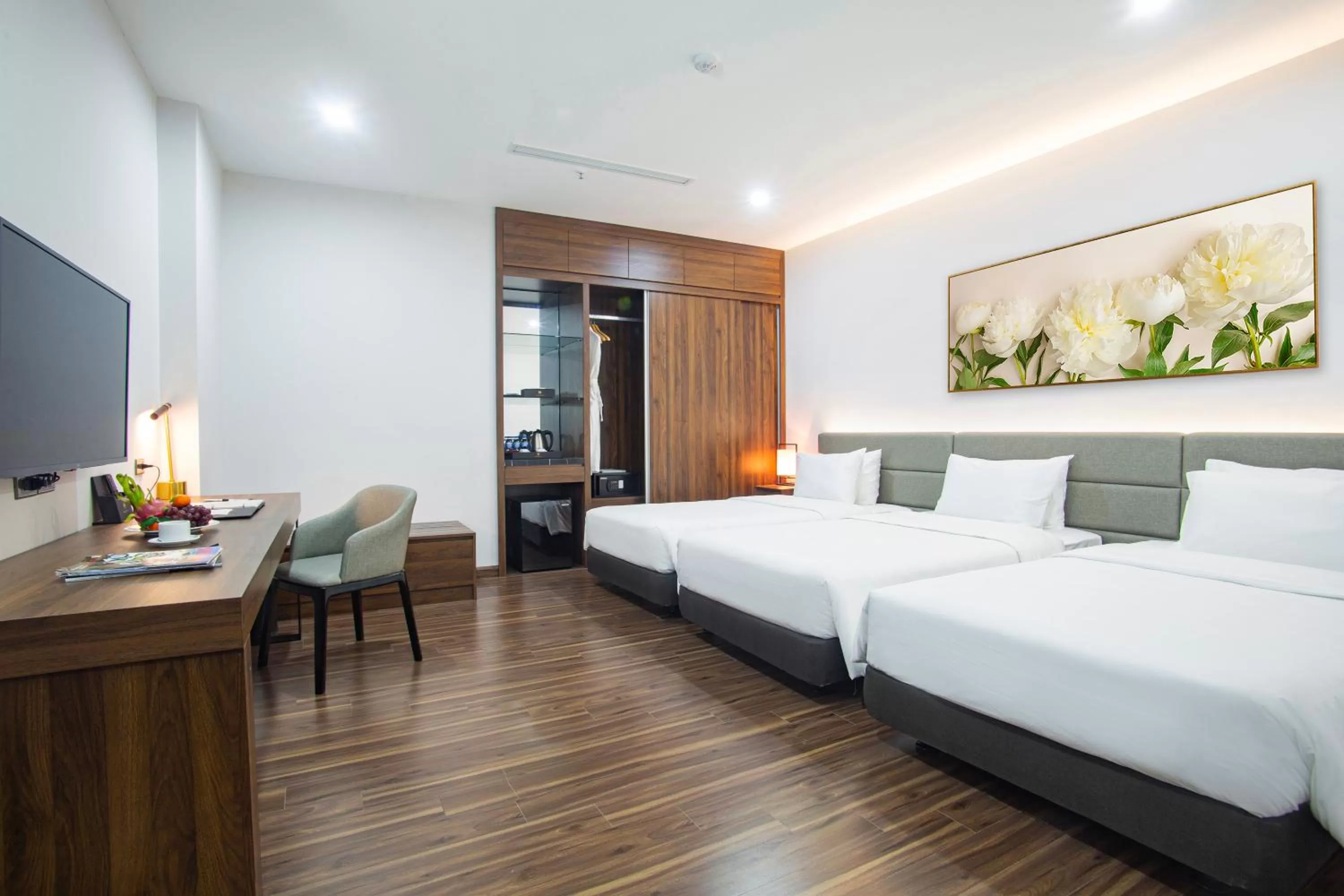 Photo of the whole room, Bed in Western Skyline Hotel