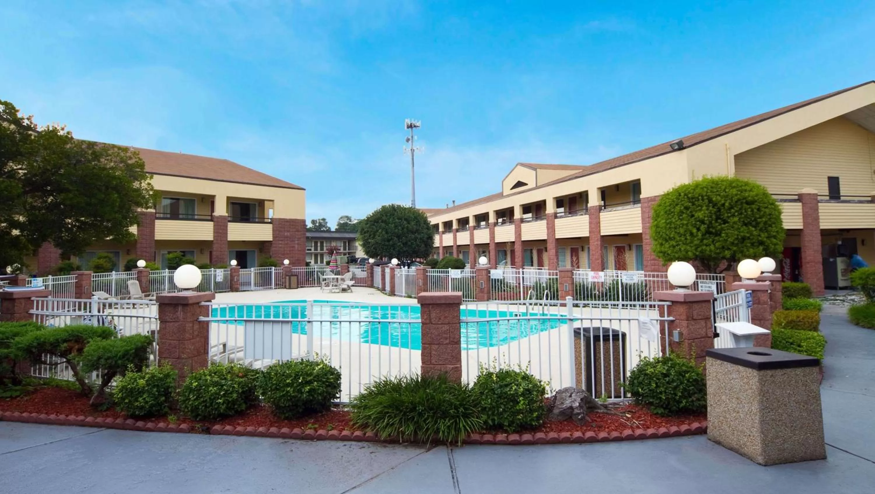 Swimming pool in Magnuson Hotel Virginia Beach