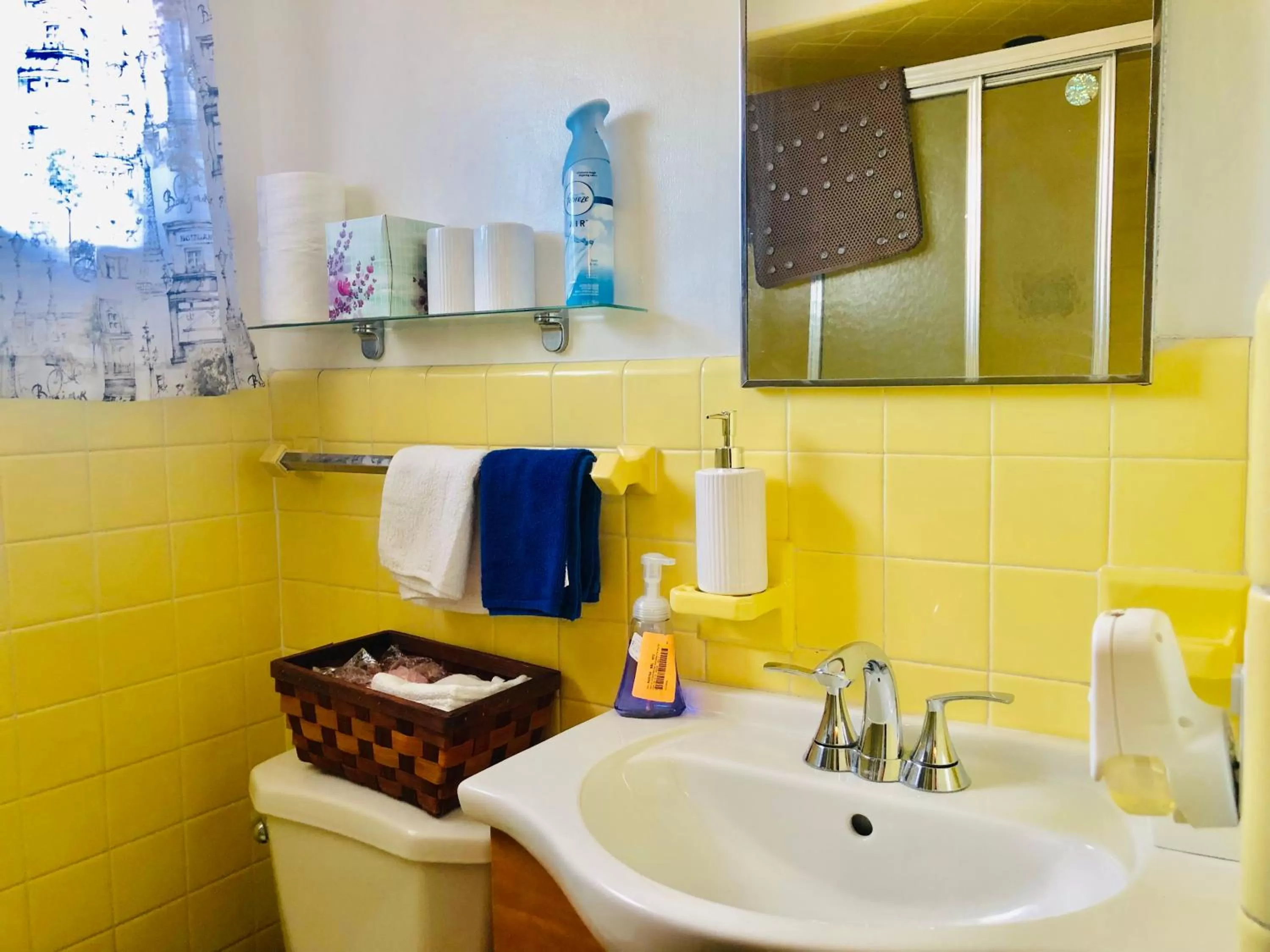 Bathroom in Hollywood Light Haven Lodge