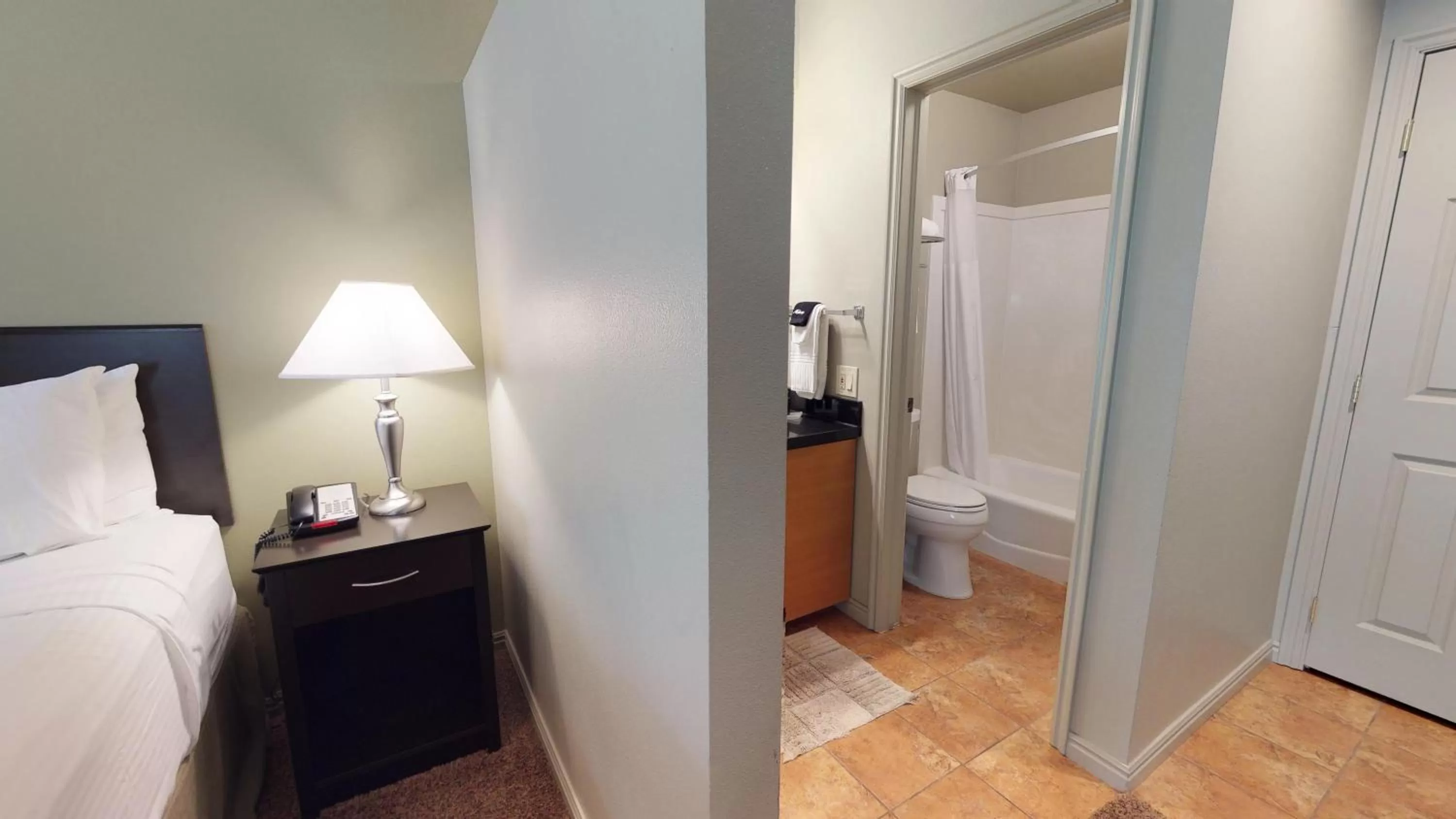 Bathroom, Bed in Flanigan`s Resort and Spa