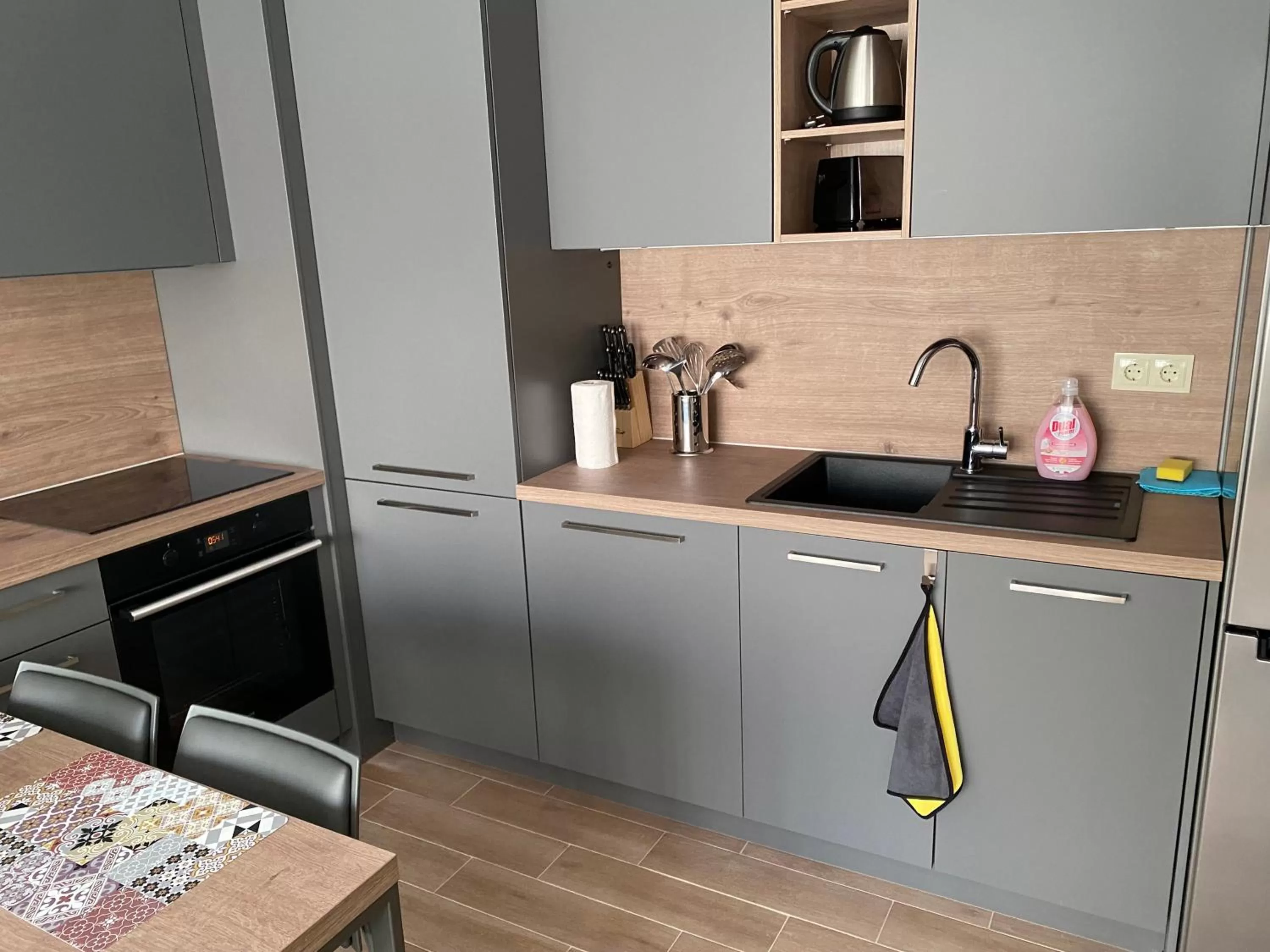 Coffee/tea facilities, Kitchen/Kitchenette in 7th Sense boutique apartments