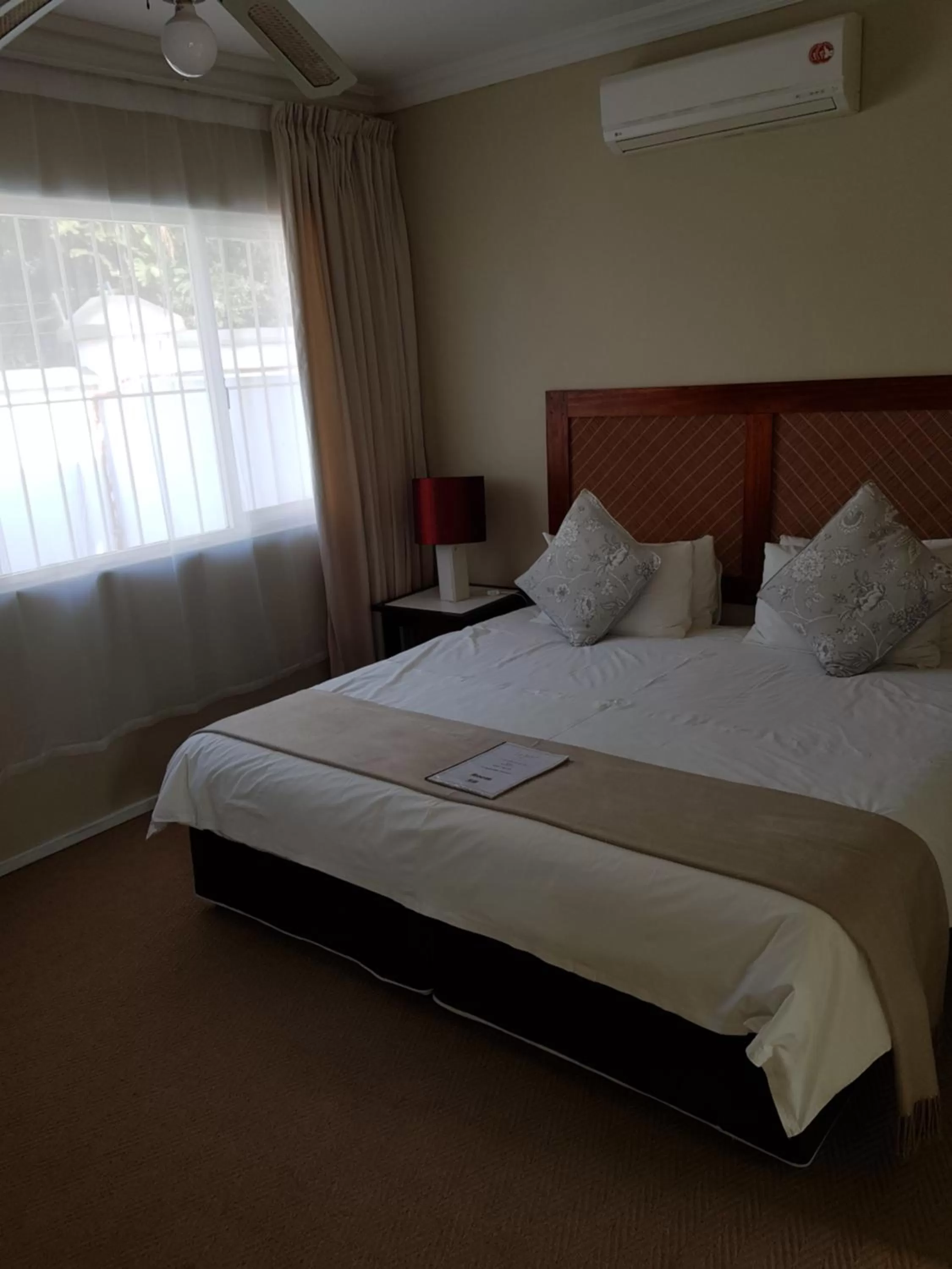 Bed in Ingwe Manor B&B